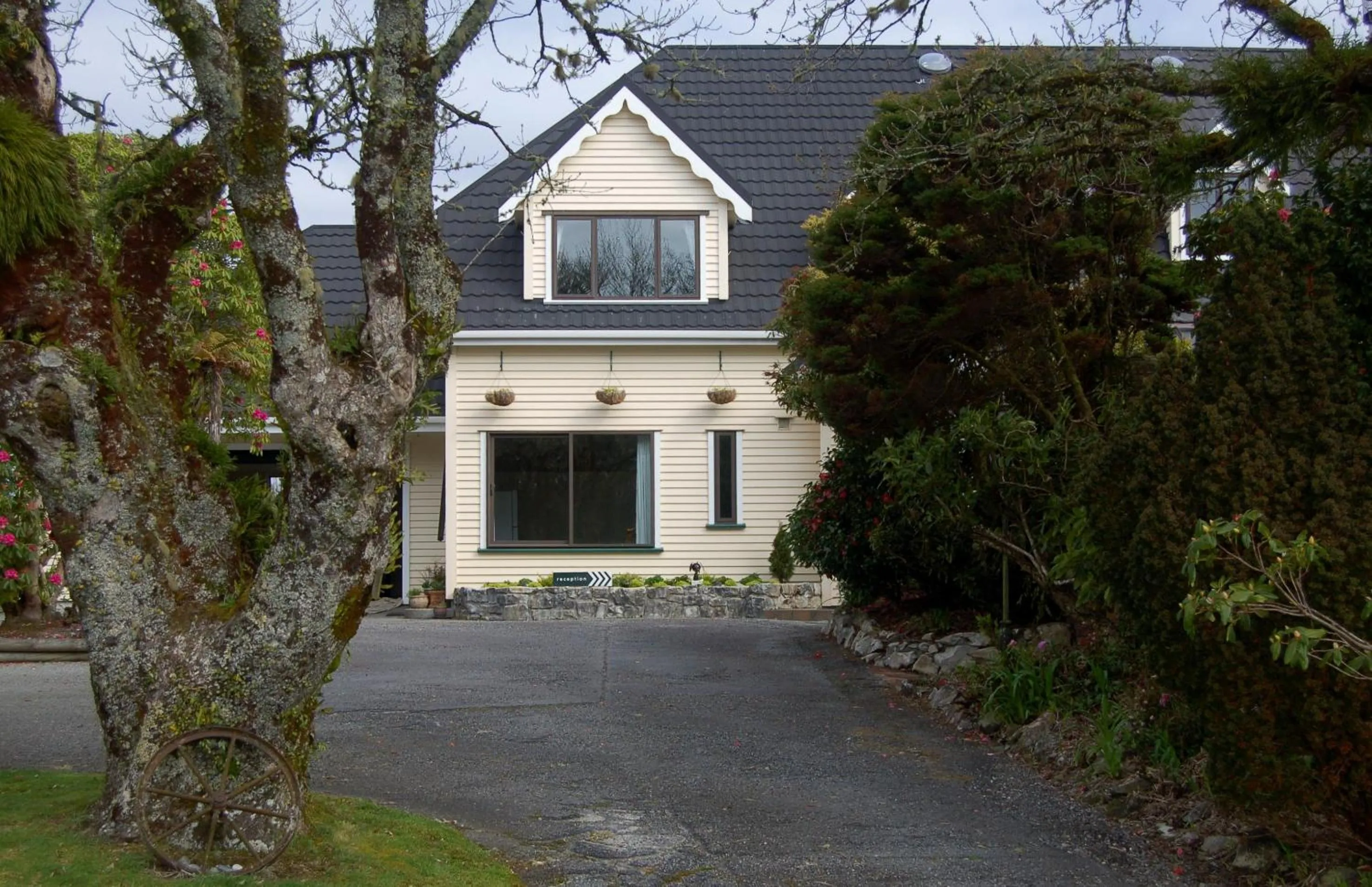 Facade/entrance in Oak Lodge