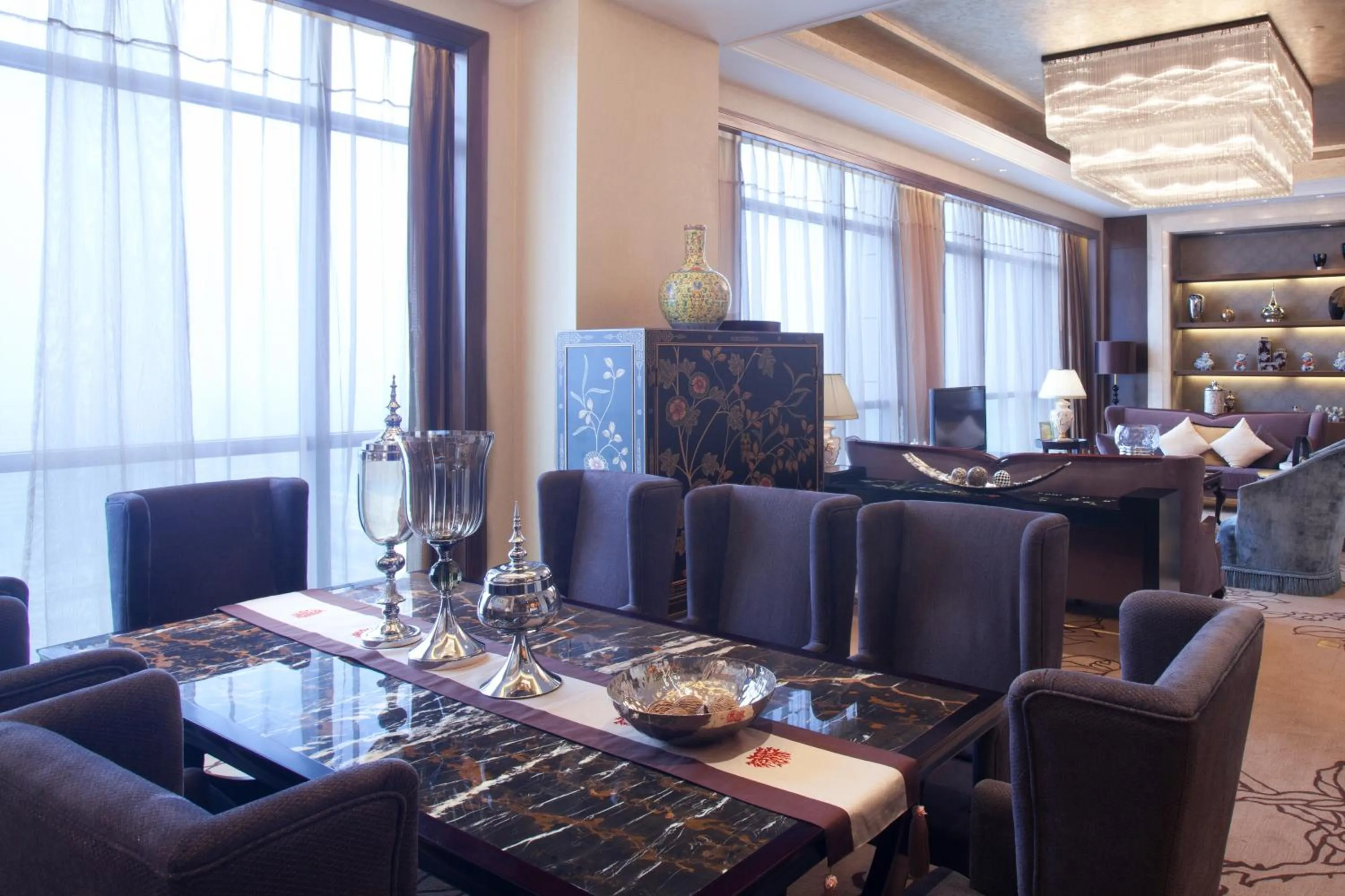 Living room in Crowne Plaza Xiangyang by IHG