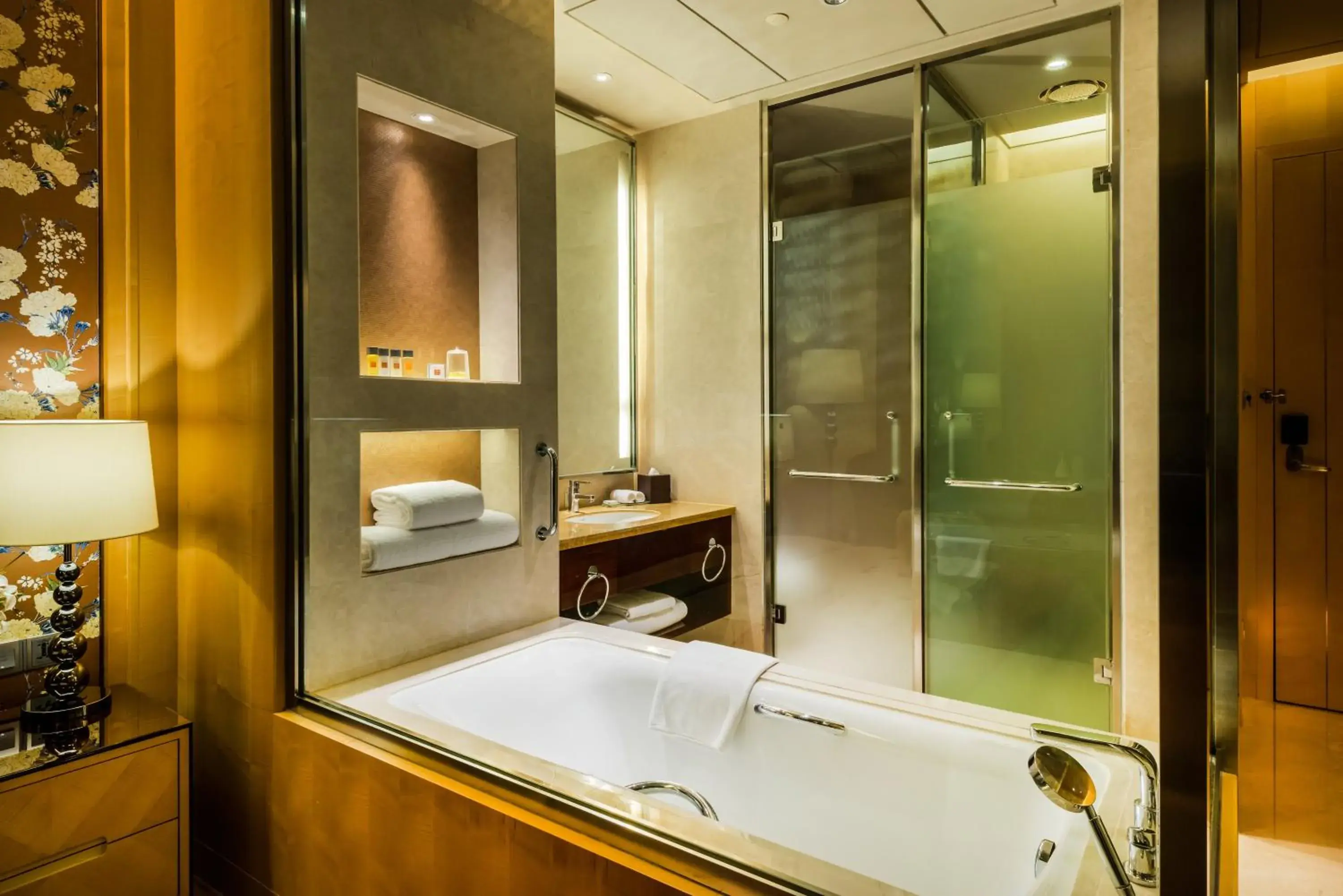 Bathroom in Crowne Plaza Xiangyang by IHG Bathroom in Crowne Plaza Xiangyang by IHG