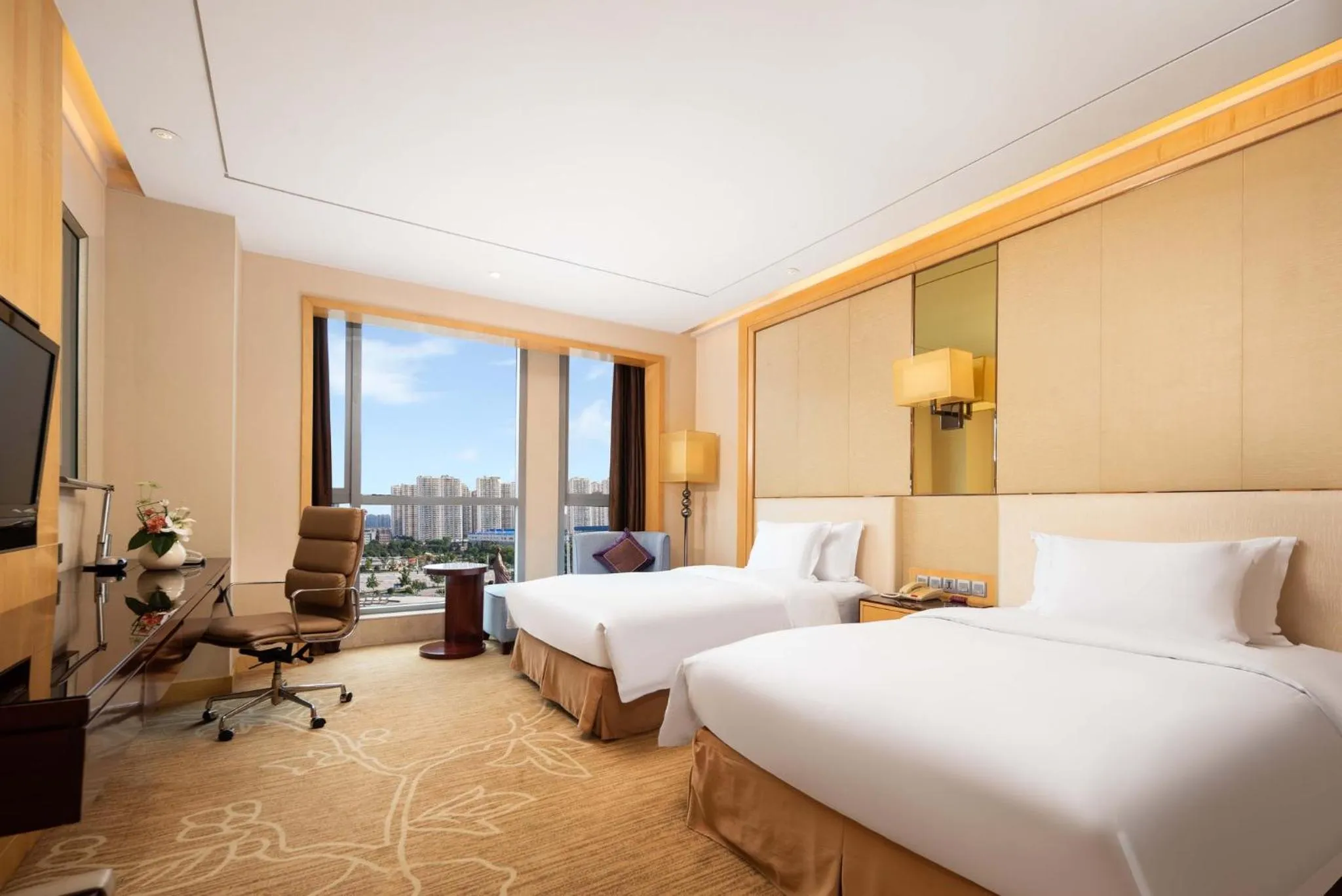 Photo of the whole room, Bed in Crowne Plaza Xiangyang by IHG