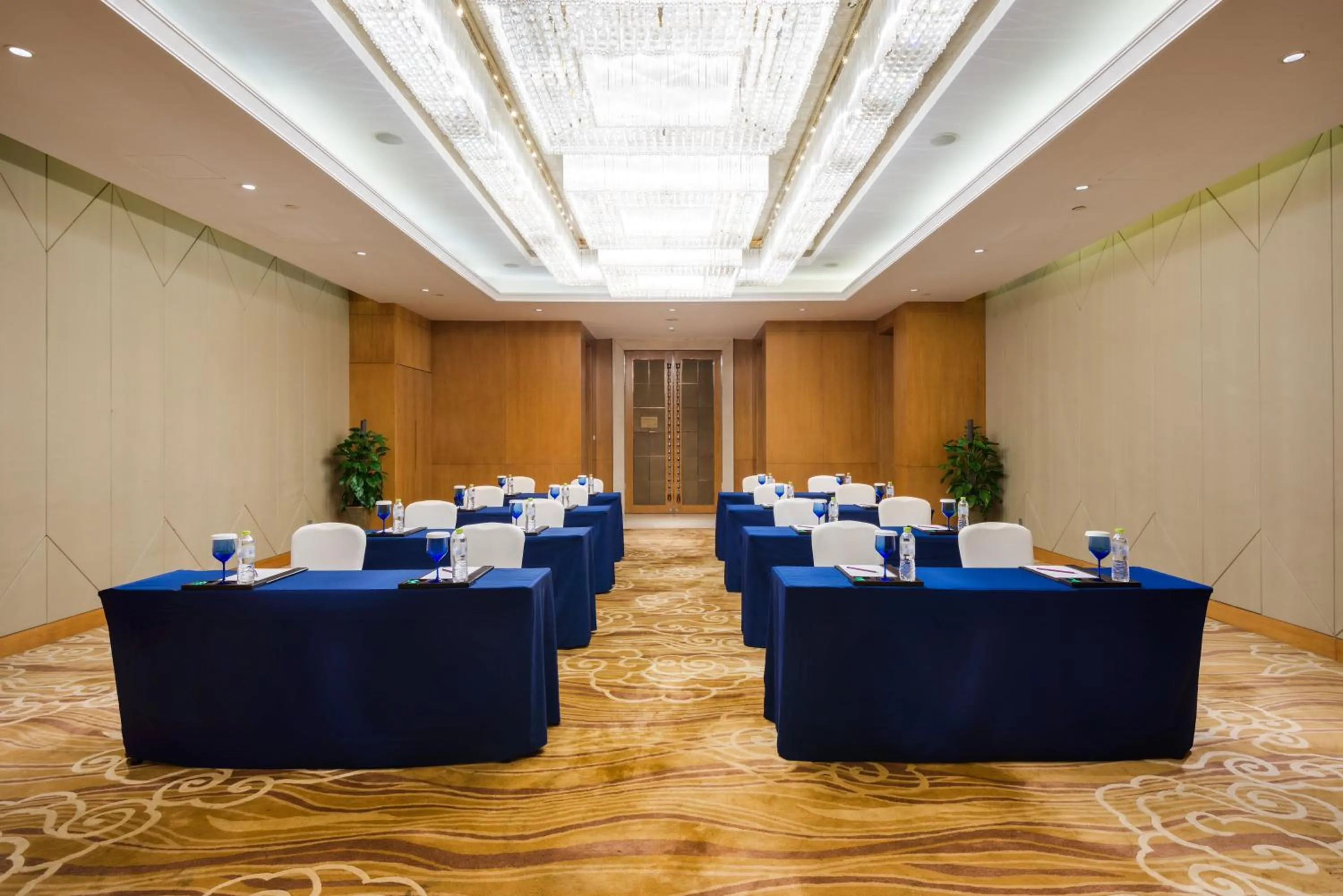 Meeting/conference room in Crowne Plaza Xiangyang by IHG