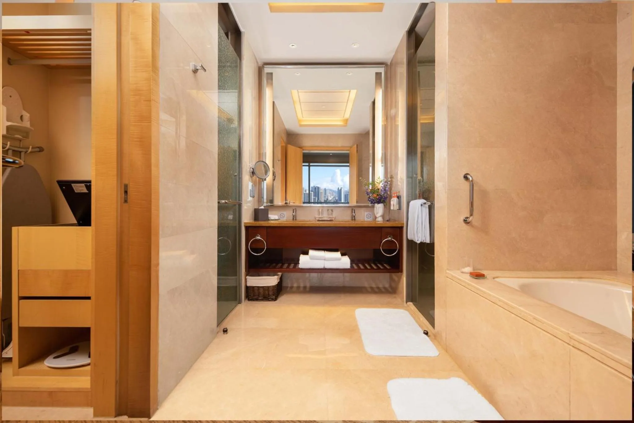 Bathroom, Bed in Crowne Plaza Xiangyang by IHG
