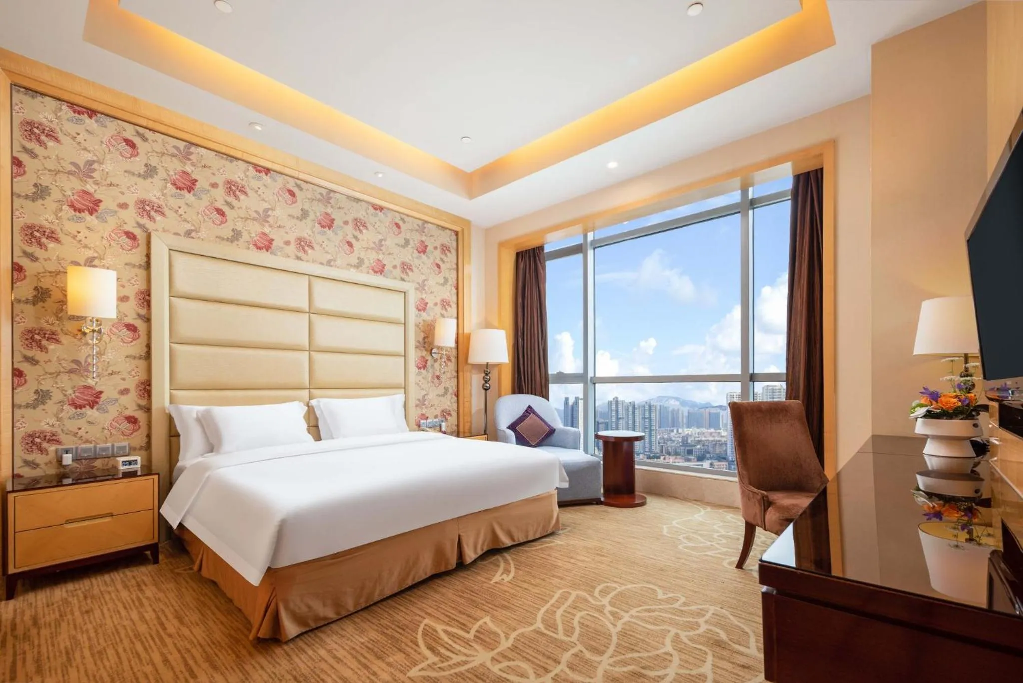 Photo of the whole room, Bed in Crowne Plaza Xiangyang by IHG