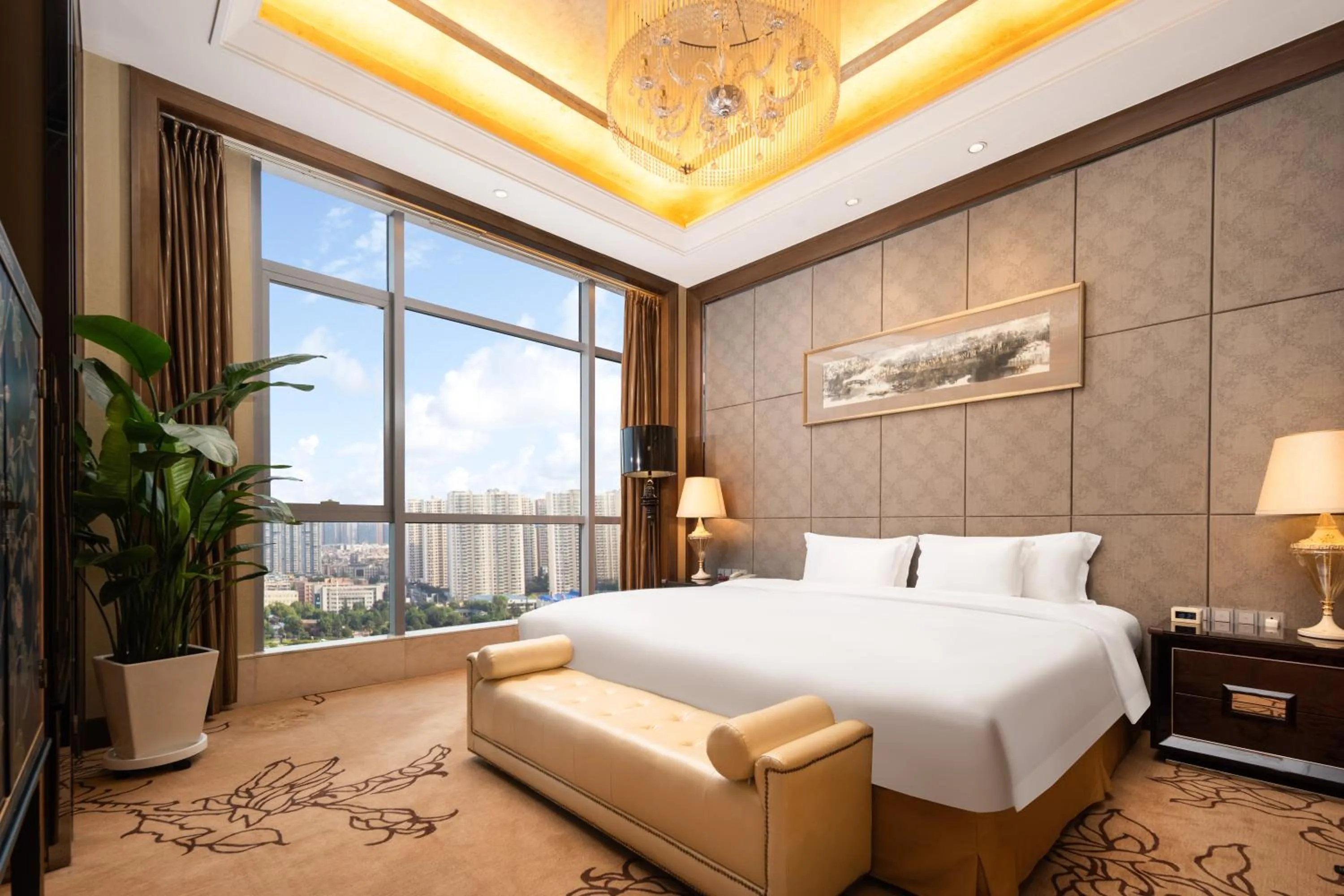 Photo of the whole room, Bed in Crowne Plaza Xiangyang by IHG