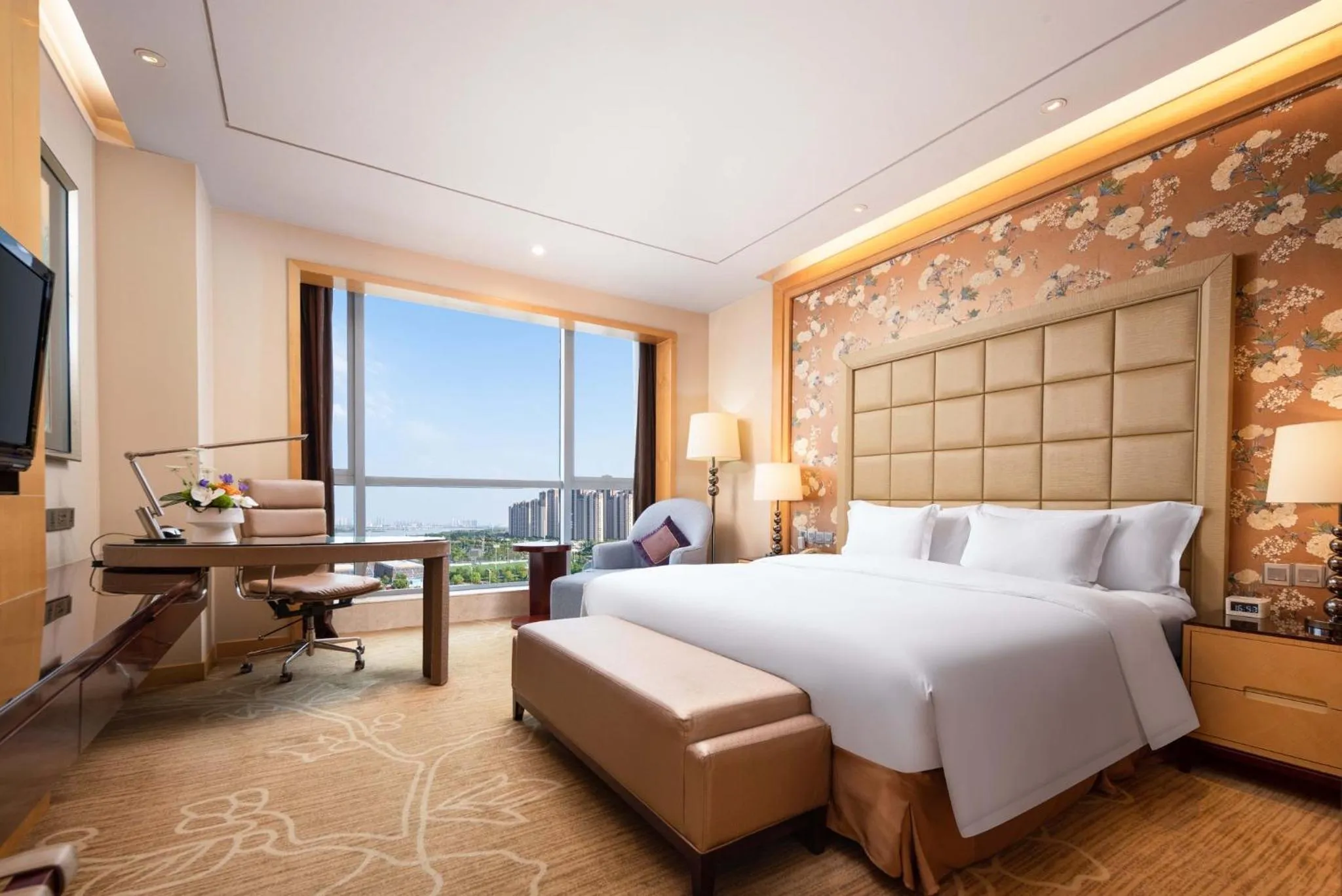 Photo of the whole room, Bed in Crowne Plaza Xiangyang by IHG