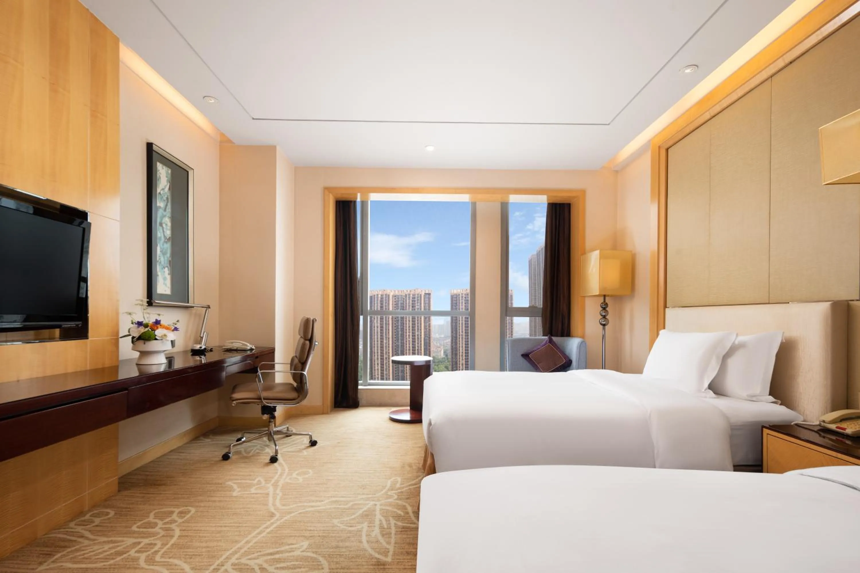 Photo of the whole room, Bed in Crowne Plaza Xiangyang by IHG