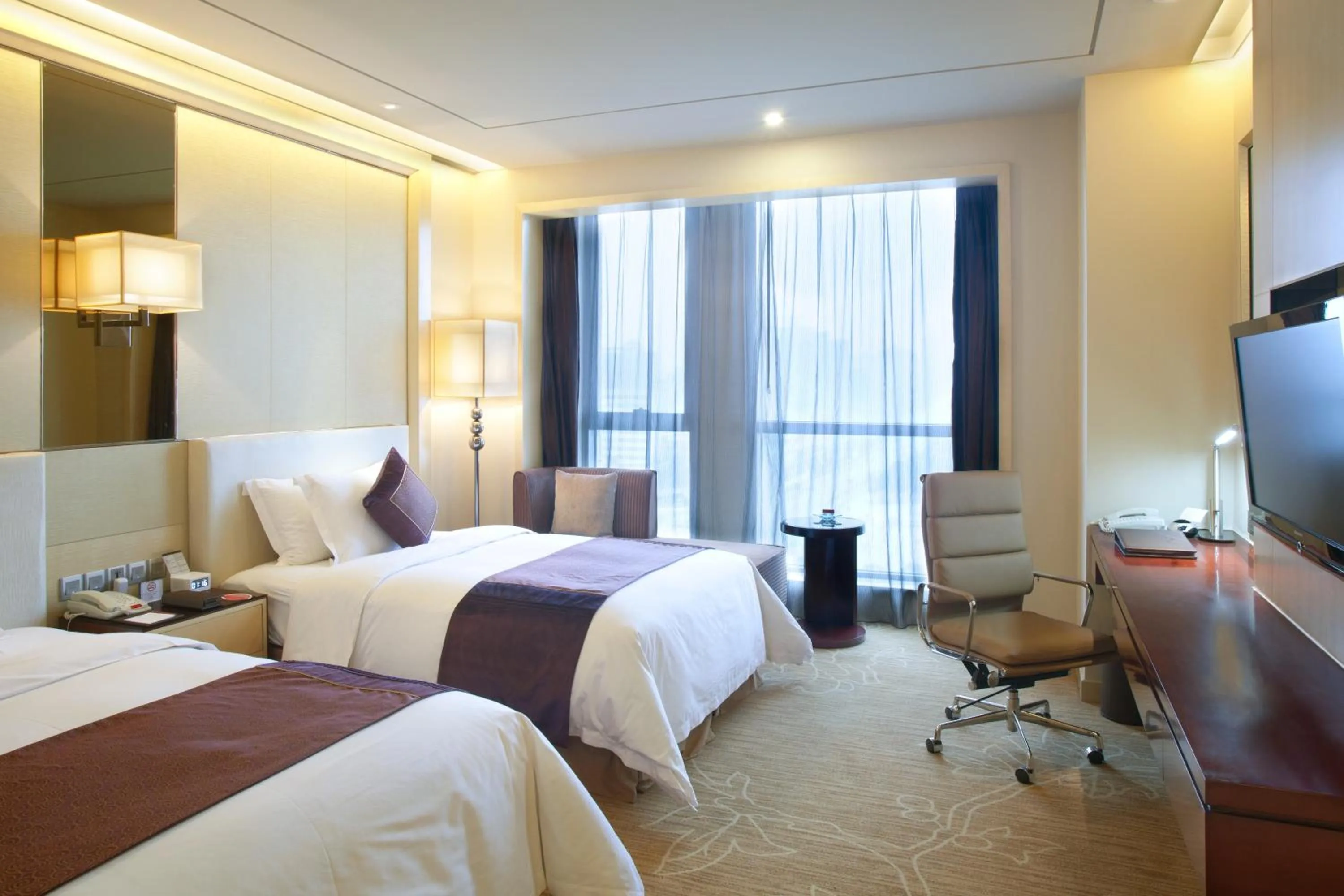 Photo of the whole room, Bed in Crowne Plaza Xiangyang by IHG