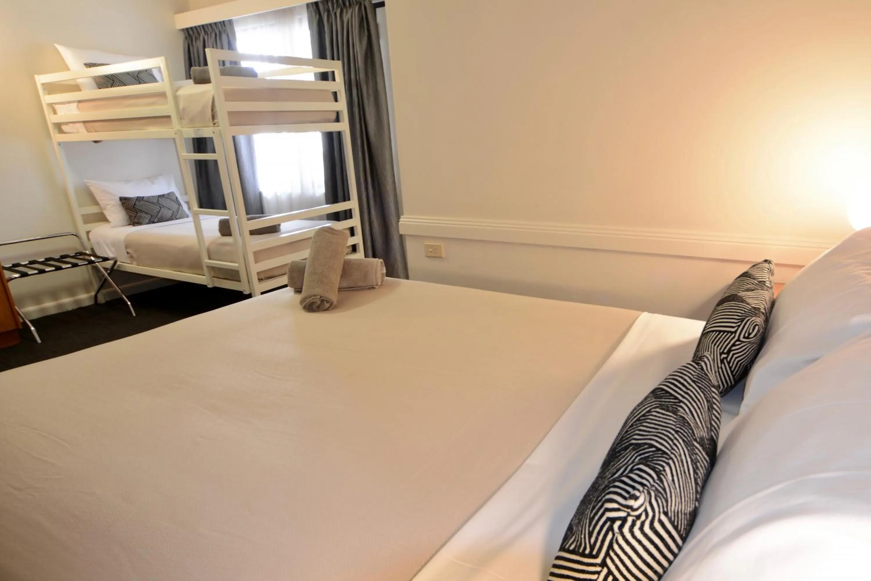 Photo of the whole room, Bed in Barclay On View