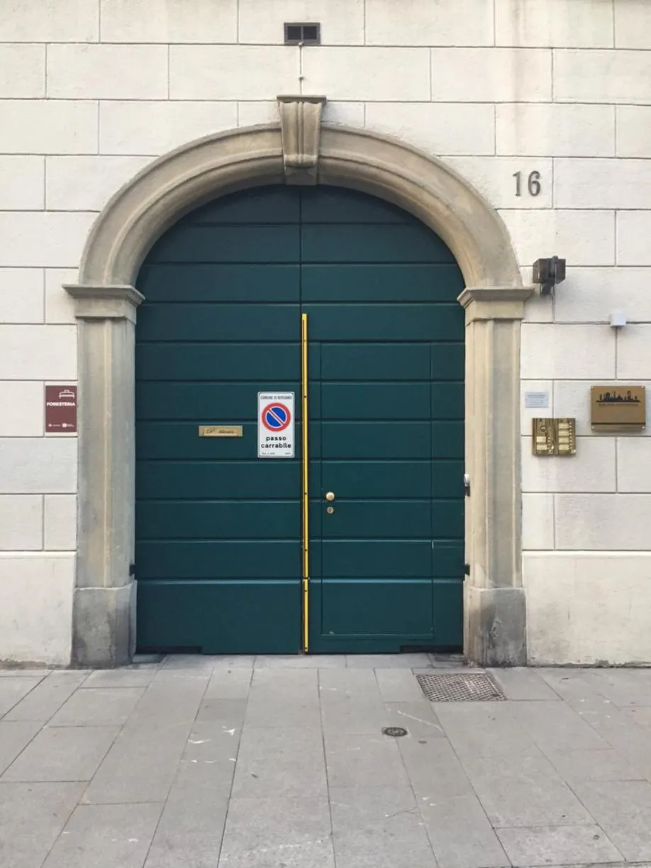 Facade/entrance in Bergamo Sottosopra