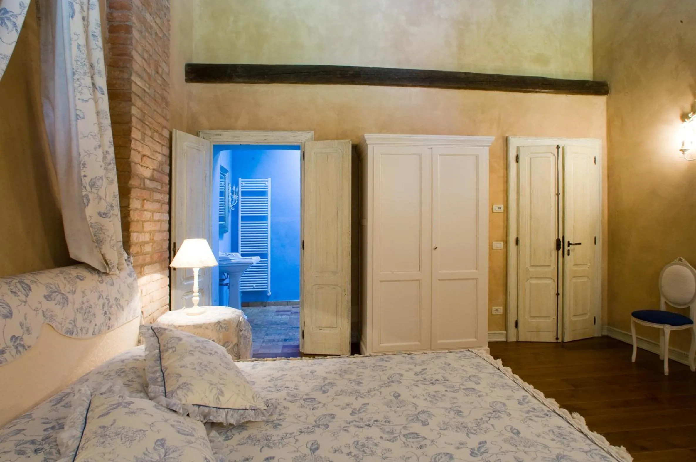 Photo of the whole room, Bed in Hospitale I Mori