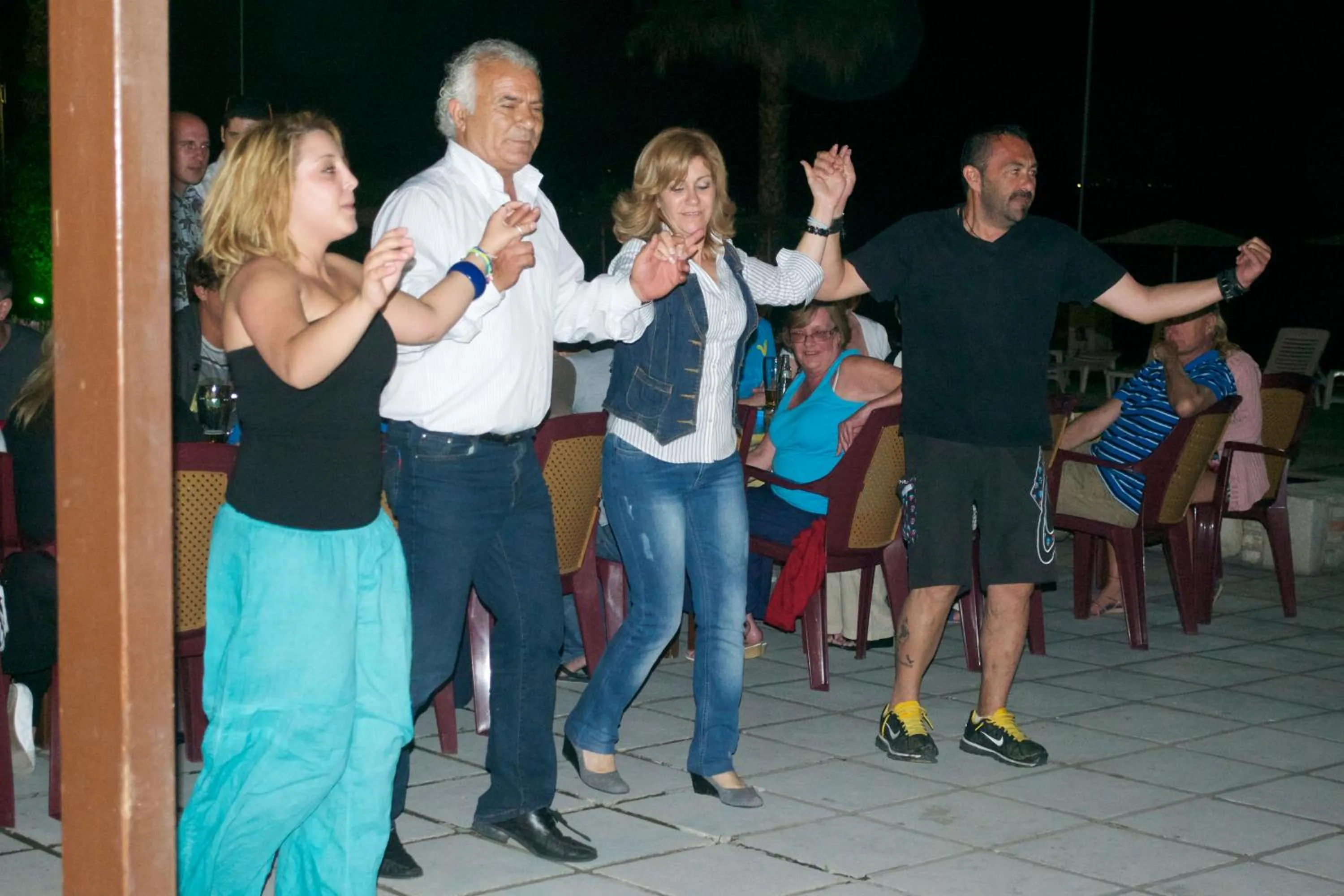 Restaurant/places to eat in Ampavris Family Apartments