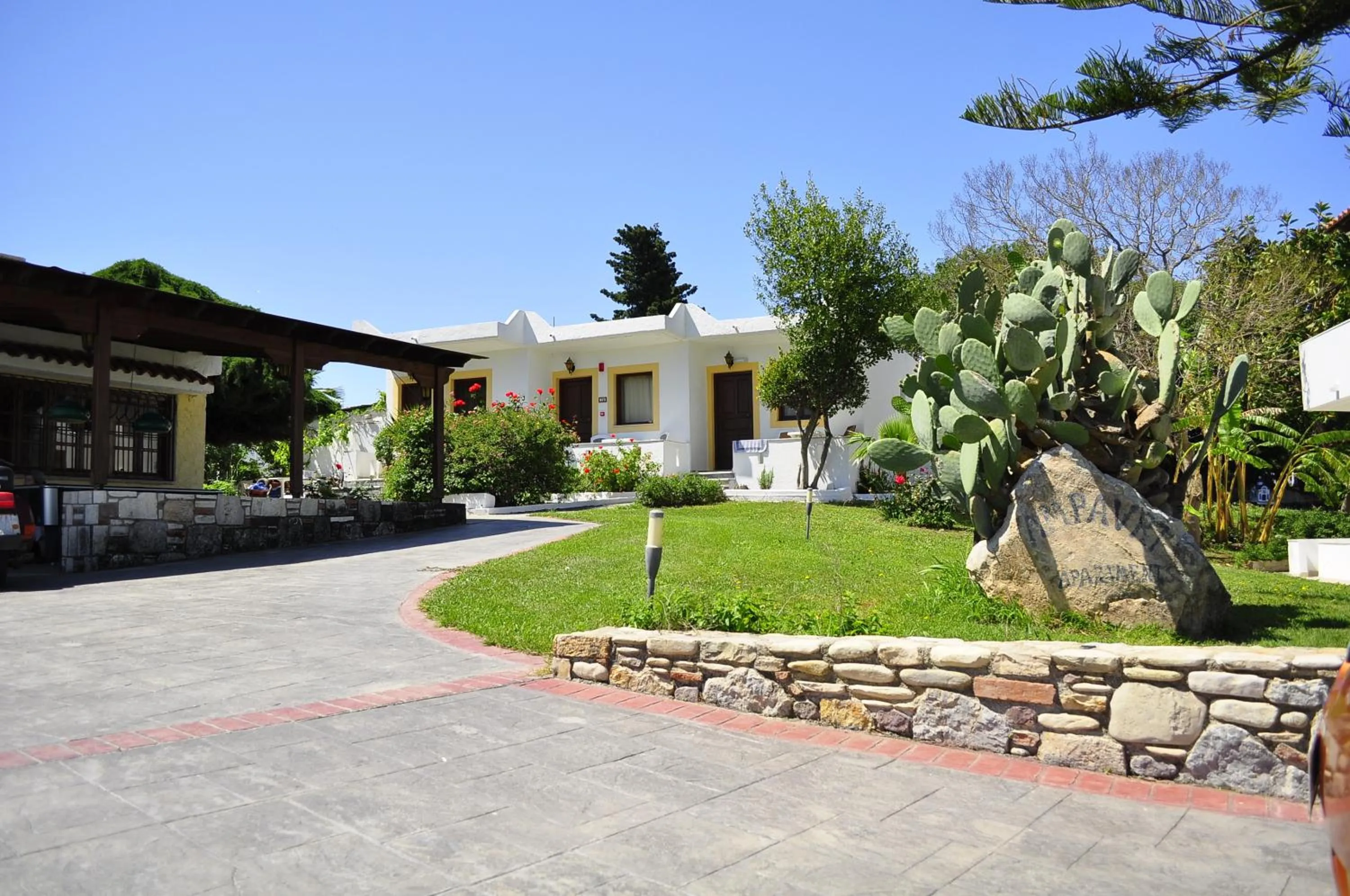 Restaurant/places to eat in Ampavris Family Apartments