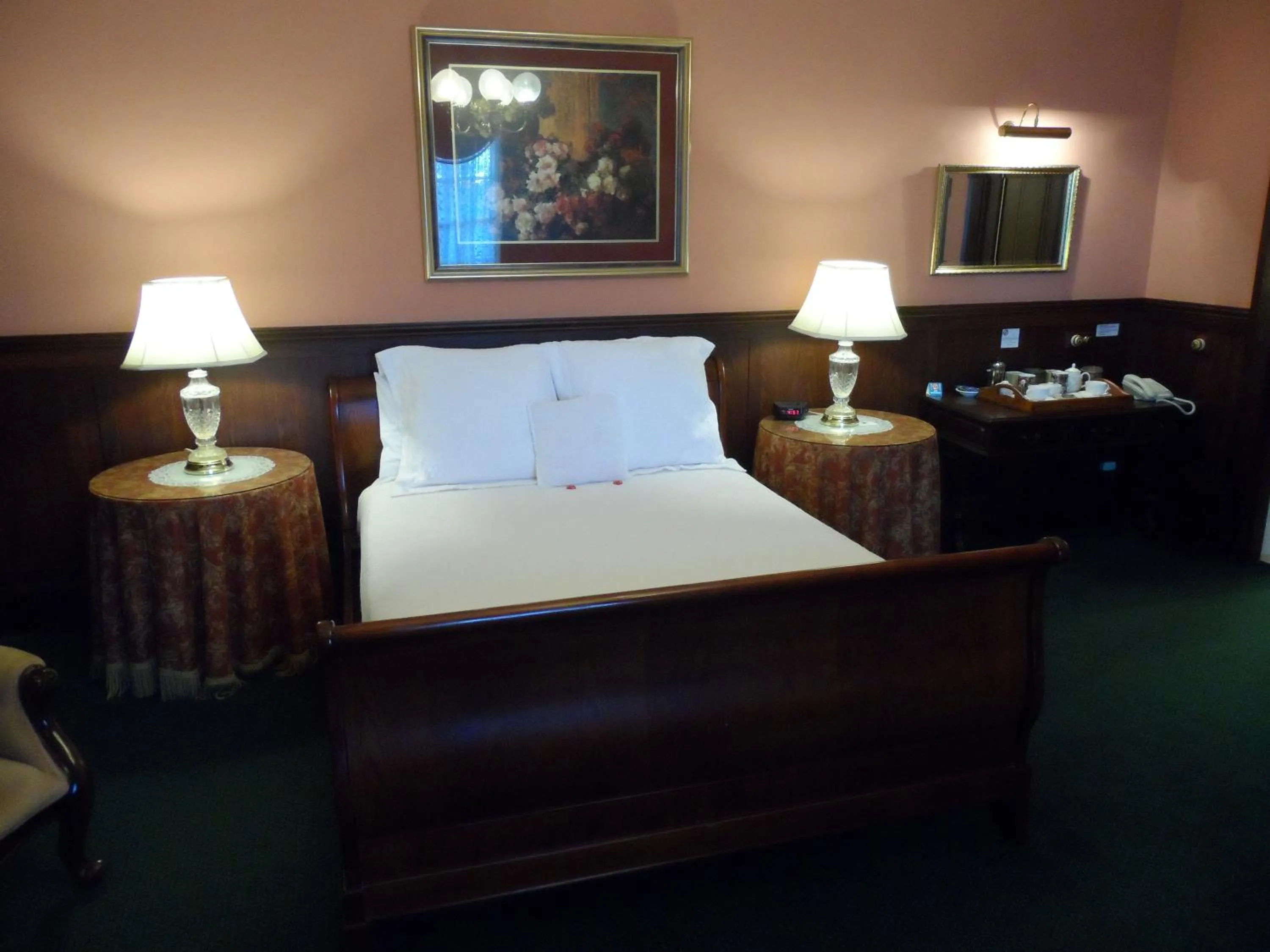 Queen Suite with Spa Bath in The Clifton Motel