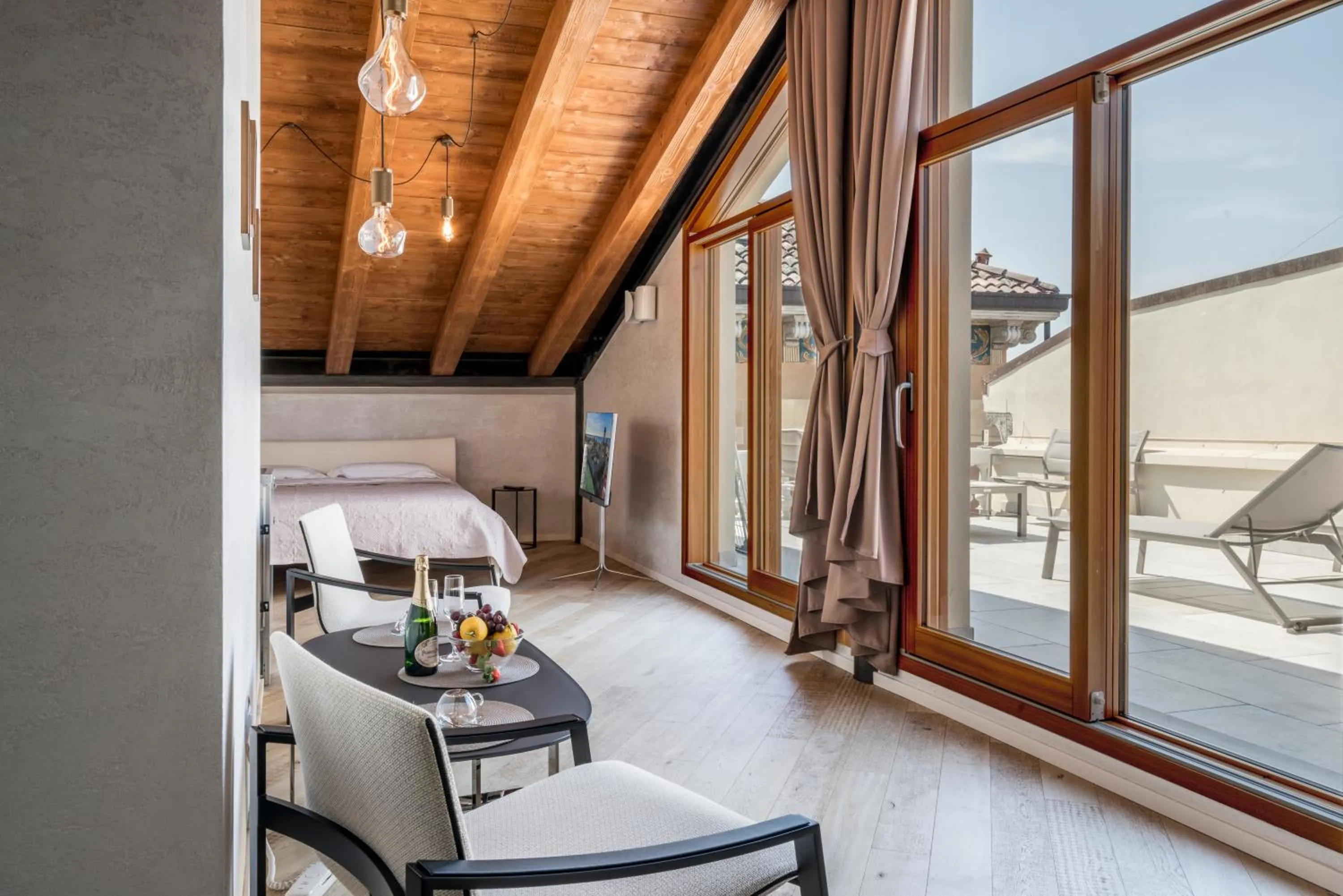 Suite with Spa Bath in Crocus Apartments