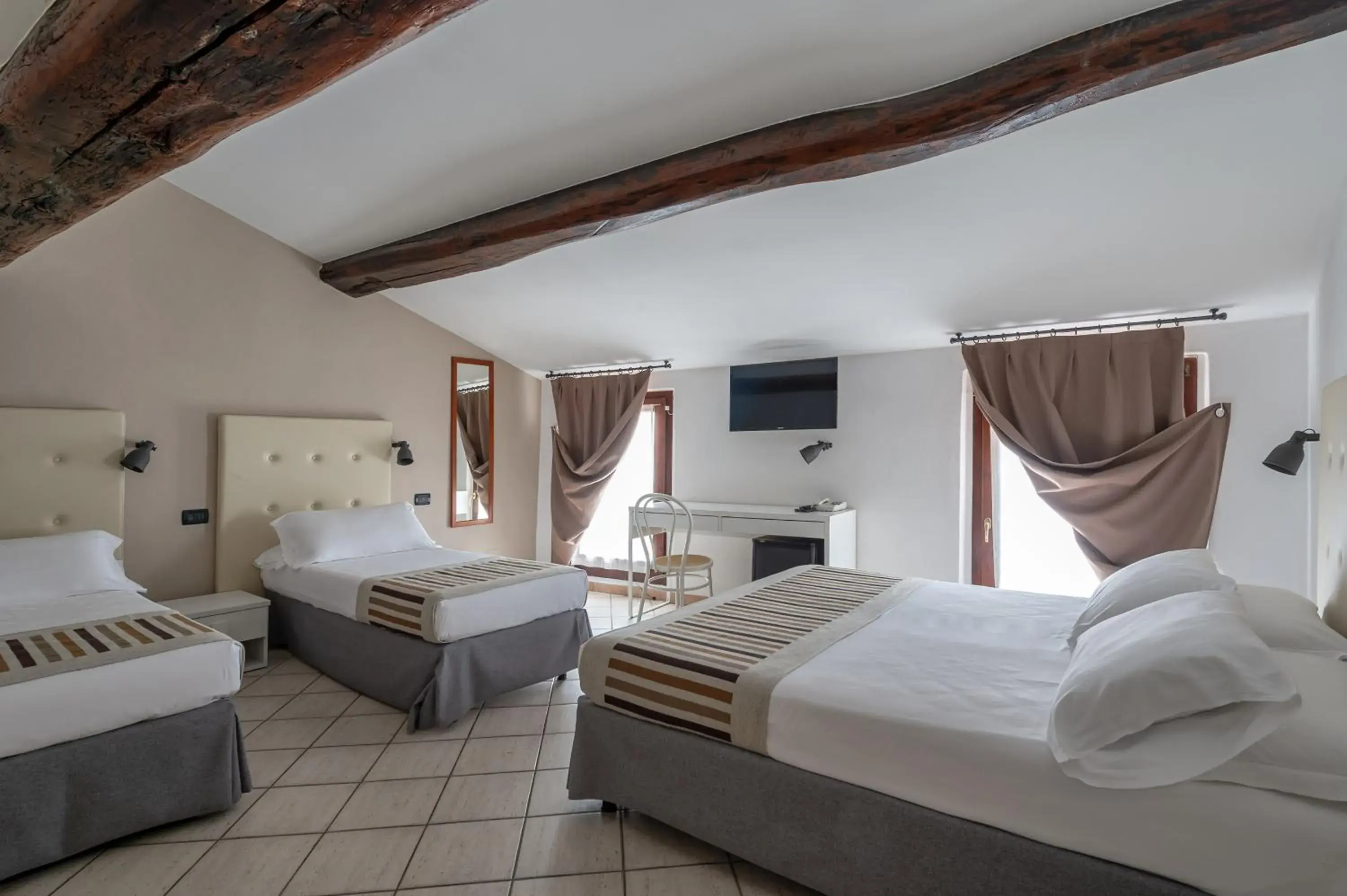 Quadruple Room in Antico Residence, MantegnaHotels Quadruple Room in Antico Residence, MantegnaHotels