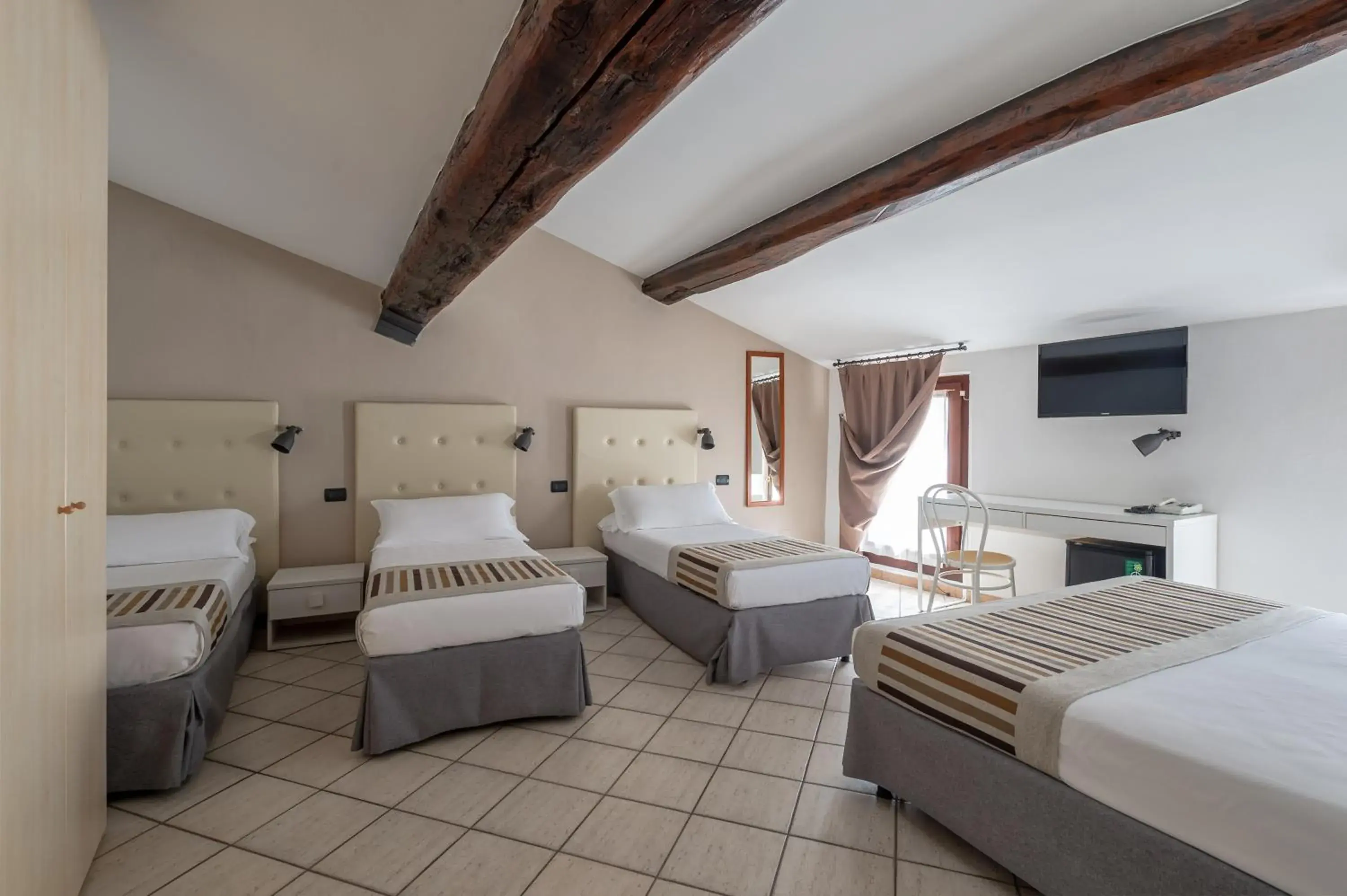 Quadruple Room in Antico Residence, MantegnaHotels Quadruple Room in Antico Residence, MantegnaHotels