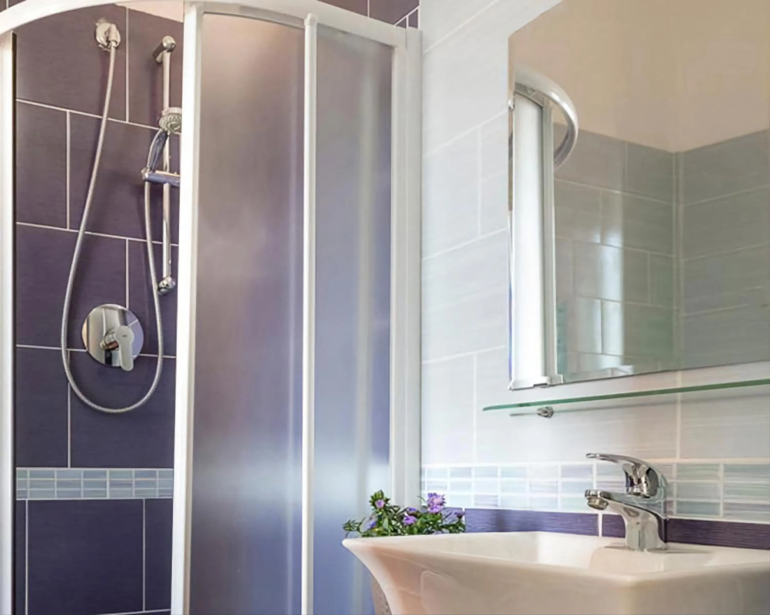 Shower, Bathroom in Hotel Kursaal