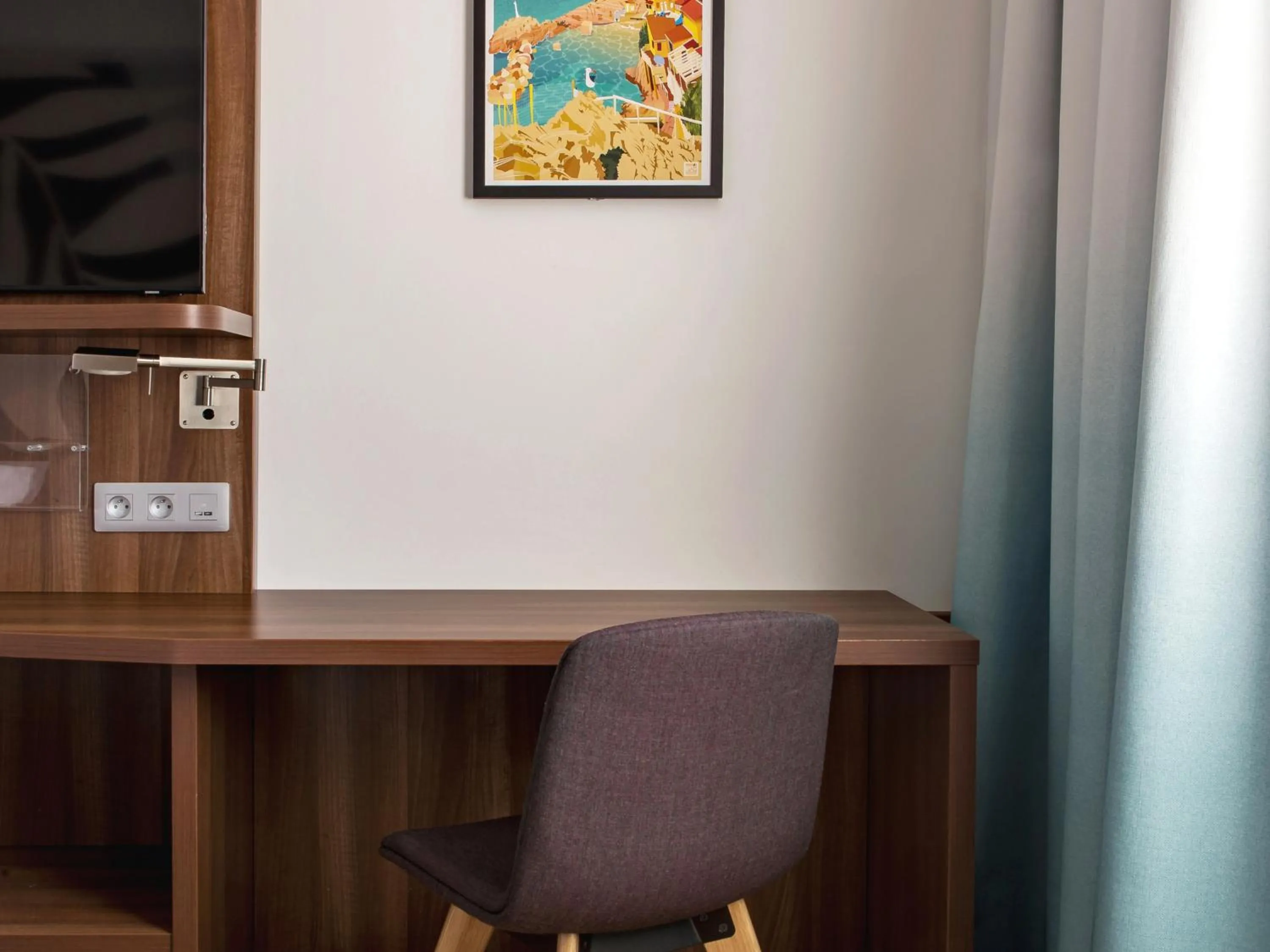 Photo of the whole room in Holiday Inn - Marseille Airport by IHG