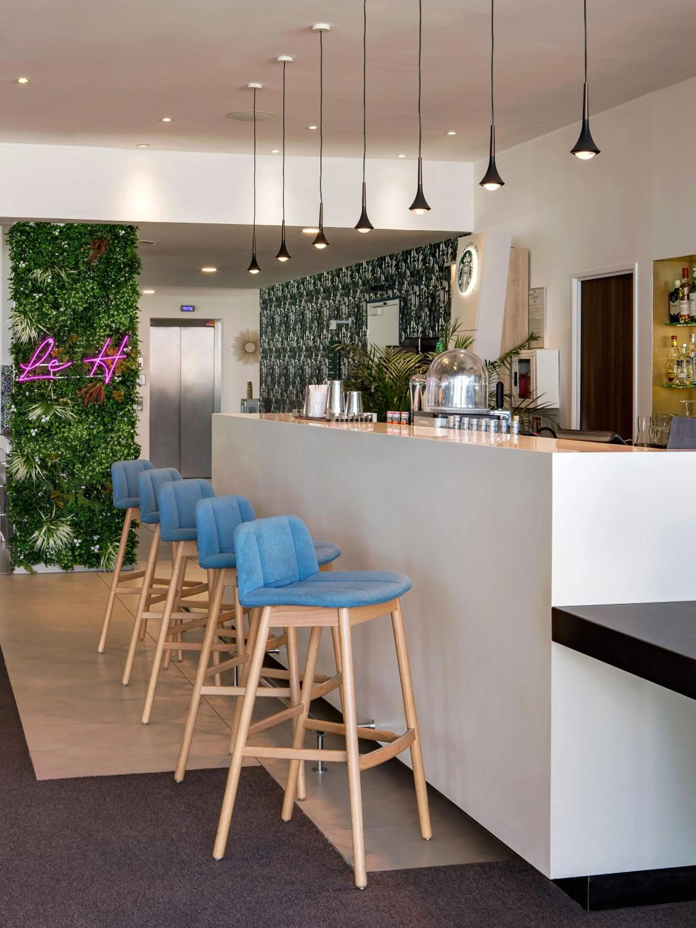 Lounge or bar in Holiday Inn - Marseille Airport by IHG