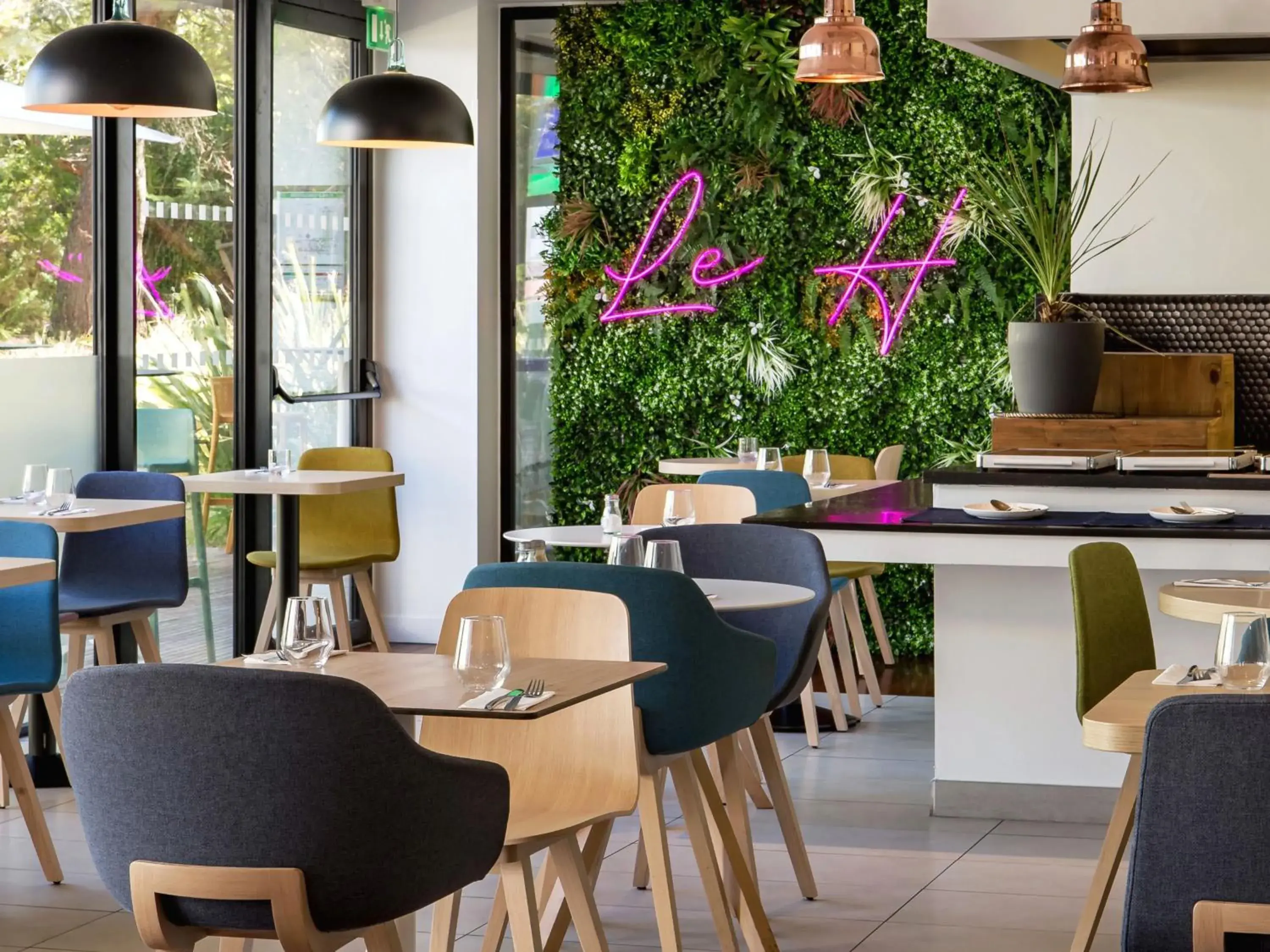 Restaurant/places to eat in Holiday Inn - Marseille Airport by IHG Restaurant/places to eat in Holiday Inn - Marseille Airport by IHG