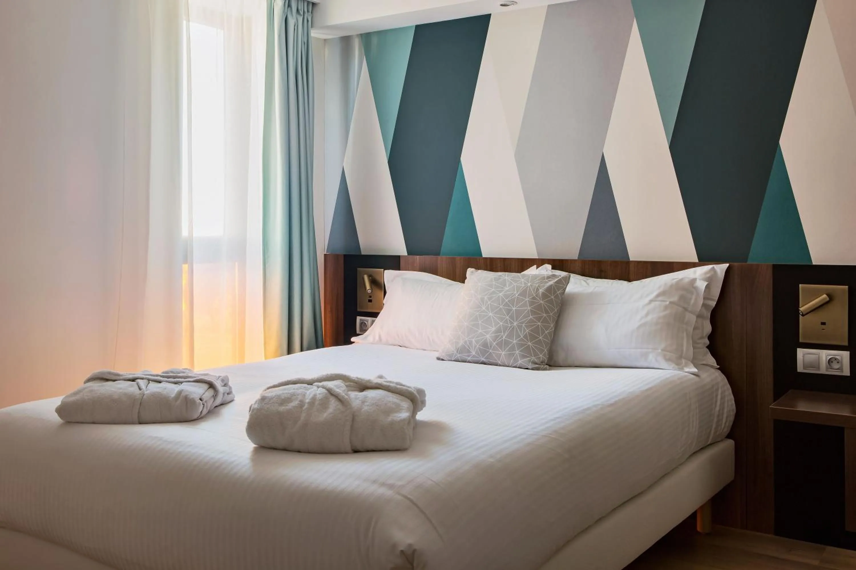 Photo of the whole room, Bed in Holiday Inn - Marseille Airport by IHG