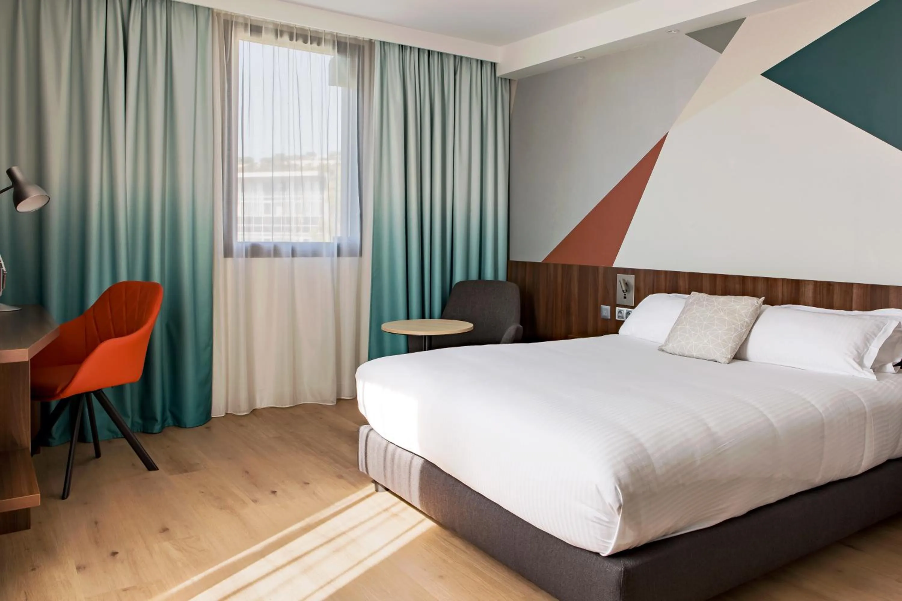 Photo of the whole room, Bed in Holiday Inn - Marseille Airport by IHG