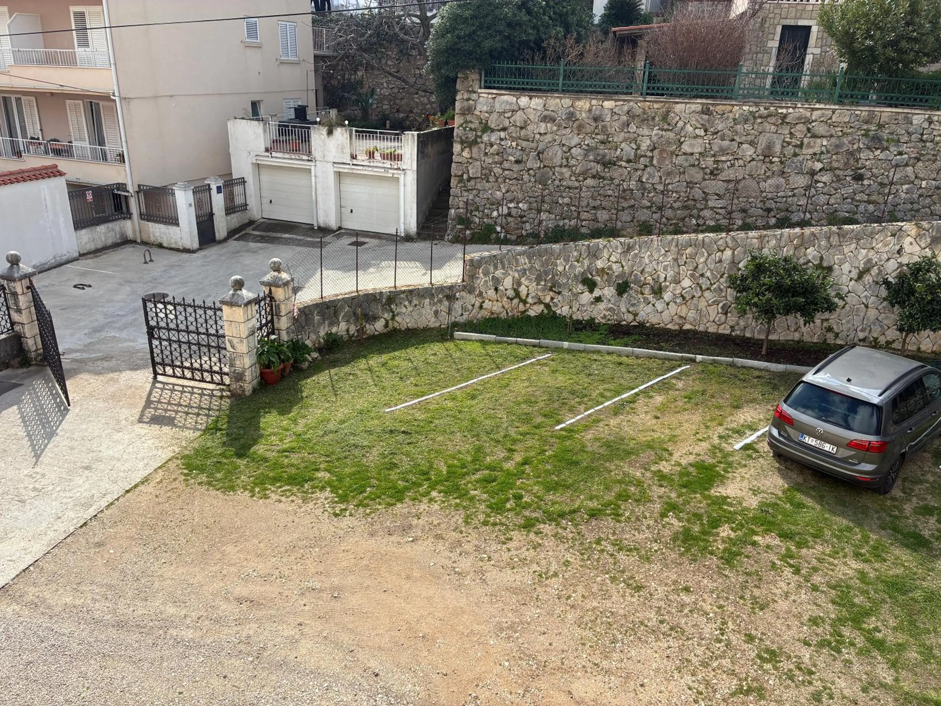 Parking in guesthouse Libertas