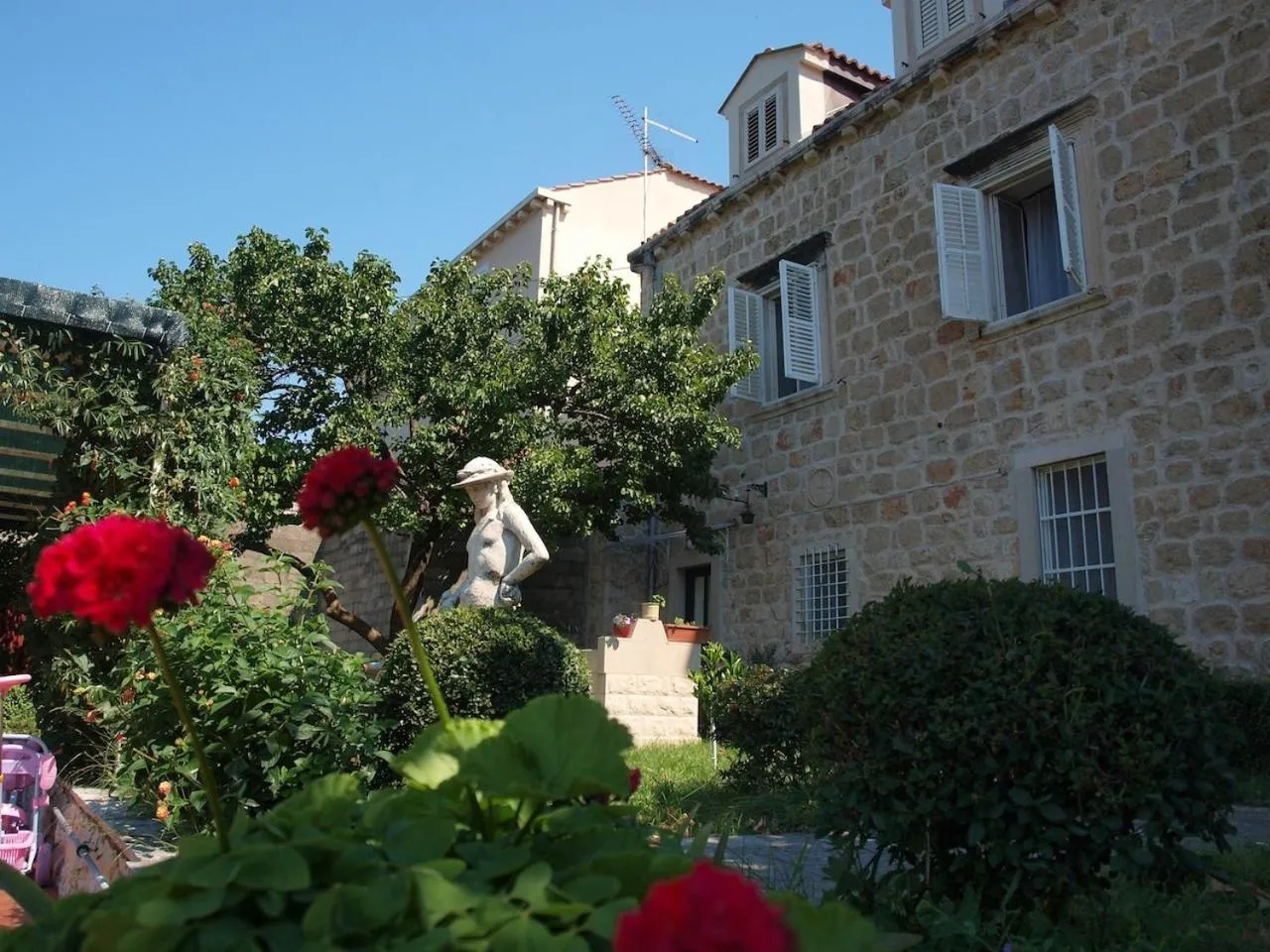 Facade/entrance in Guest House Libertas