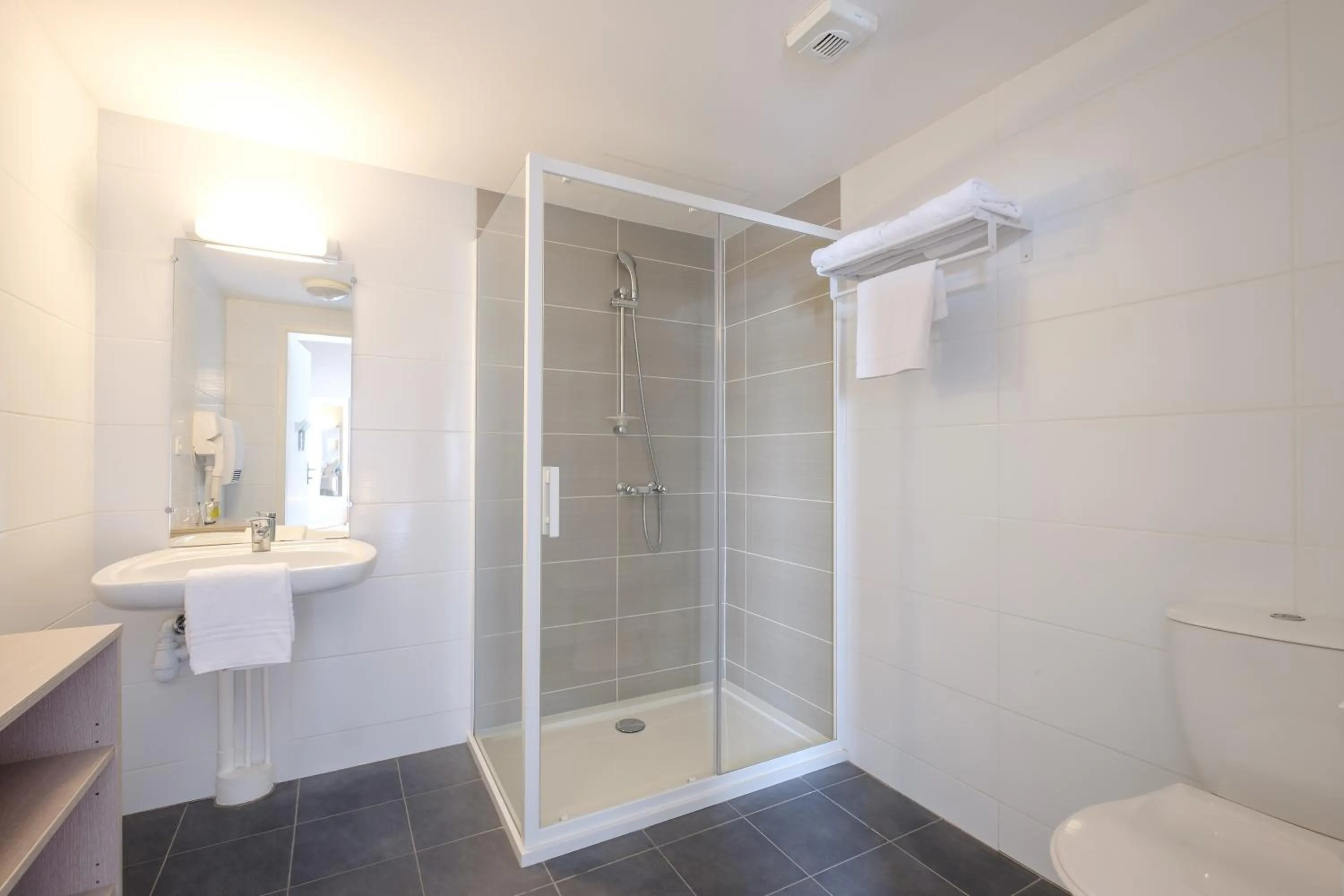 Shower in All Suites Appart Hôtel - Dunkerque Centre