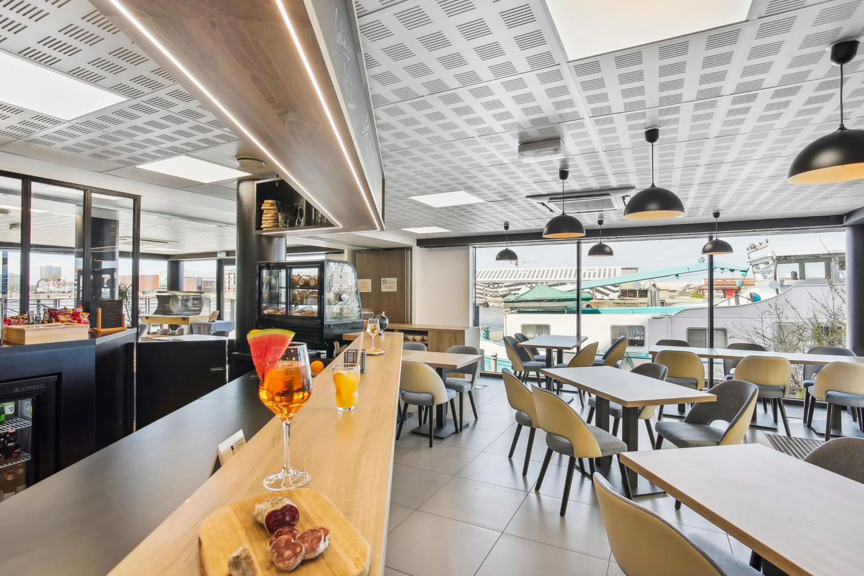 Lounge or bar in All Suites Appart Hôtel - Dunkerque Centre