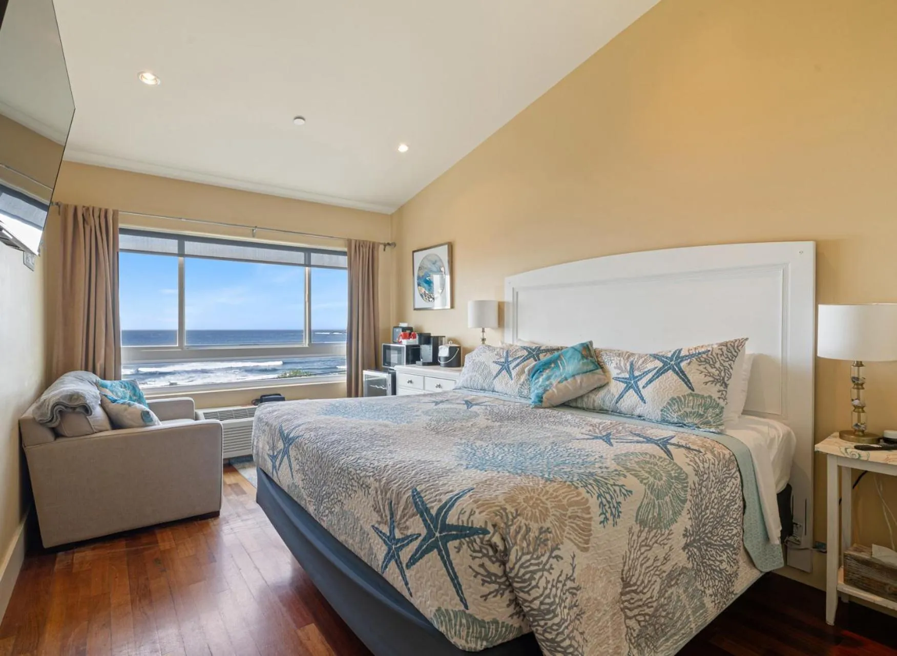 Photo of the whole room, Bed in Three Arch Inn