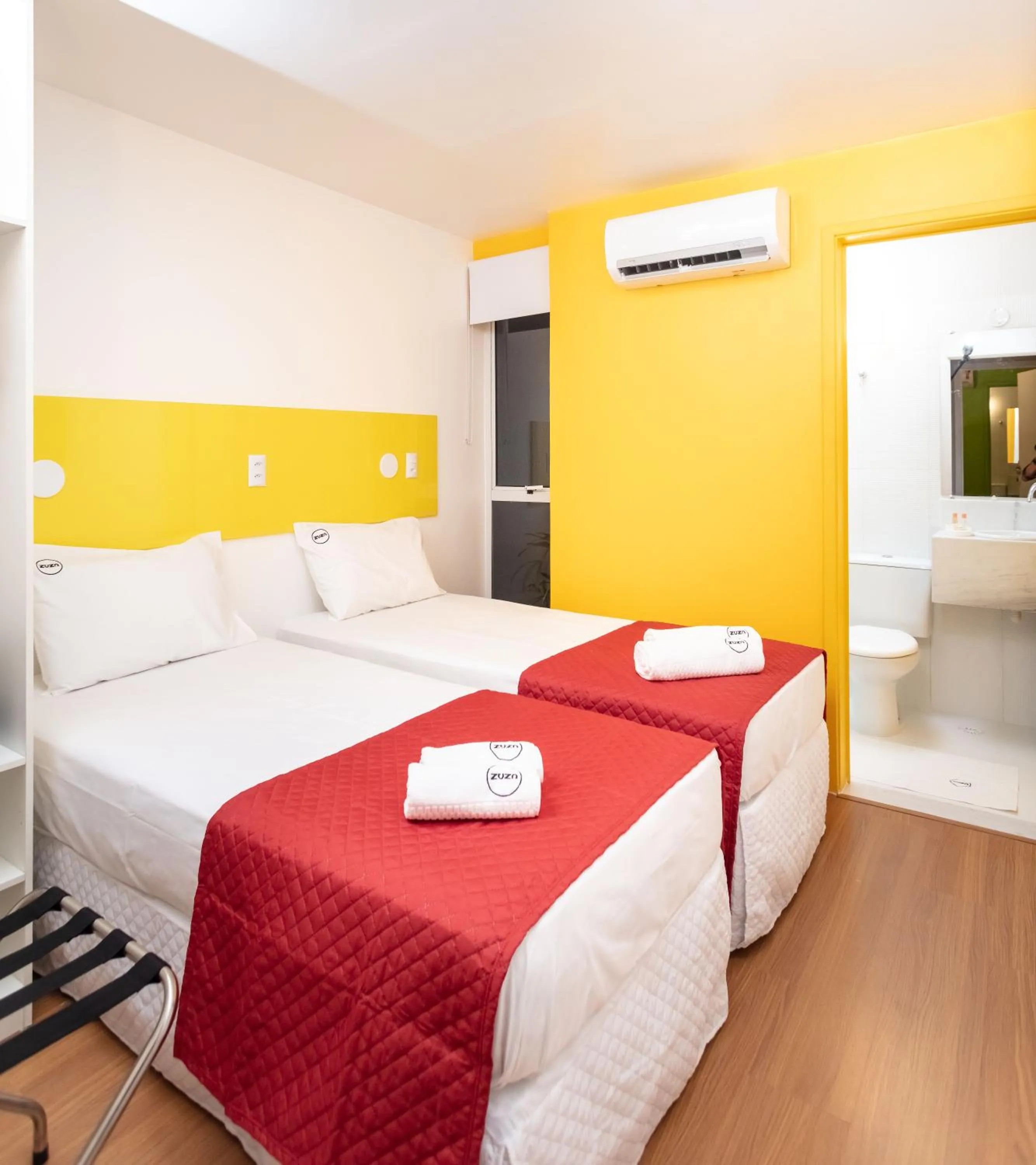 Photo of the whole room, Bed in Zuza Slim Suítes