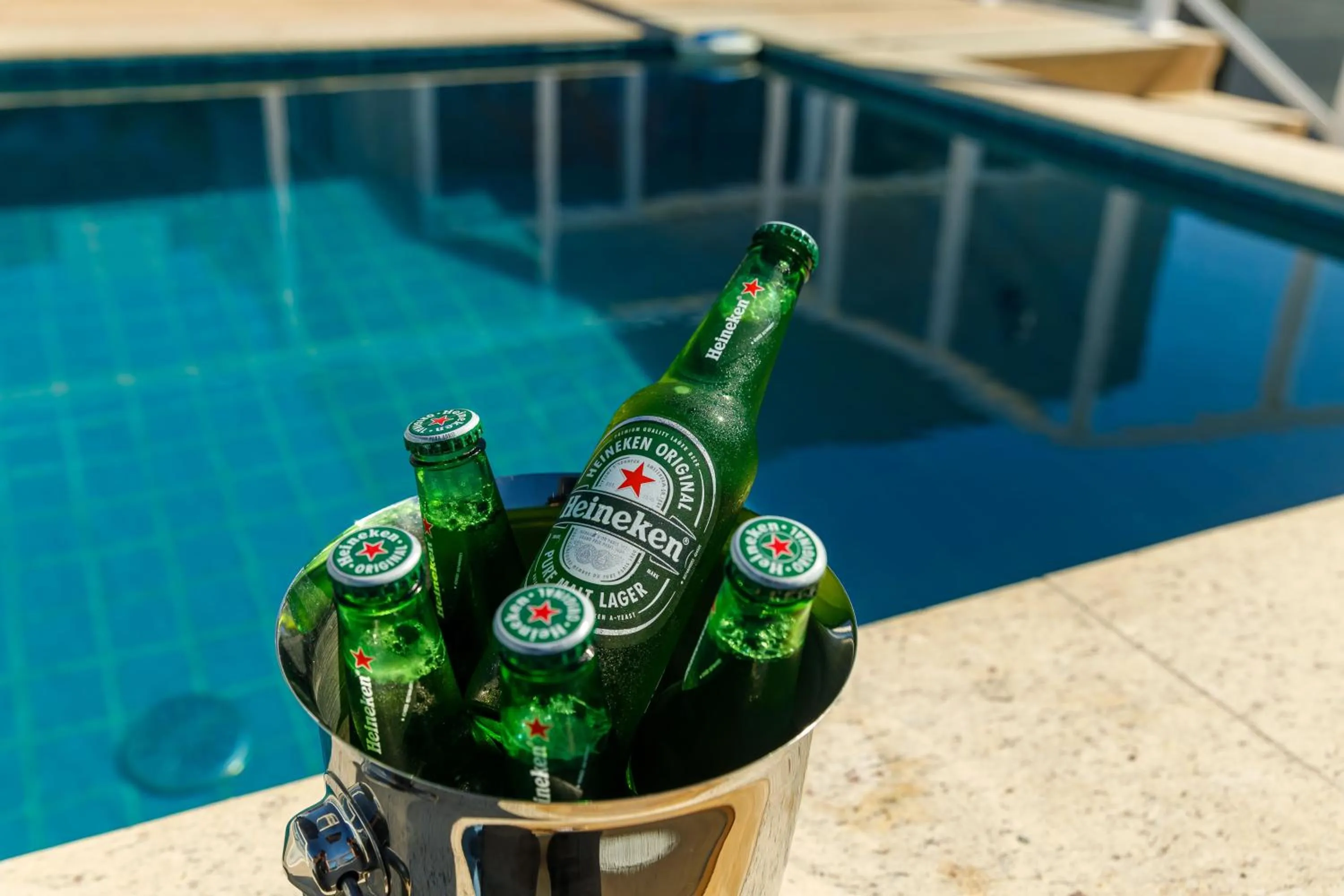 Swimming pool in Zuza Slim Suítes