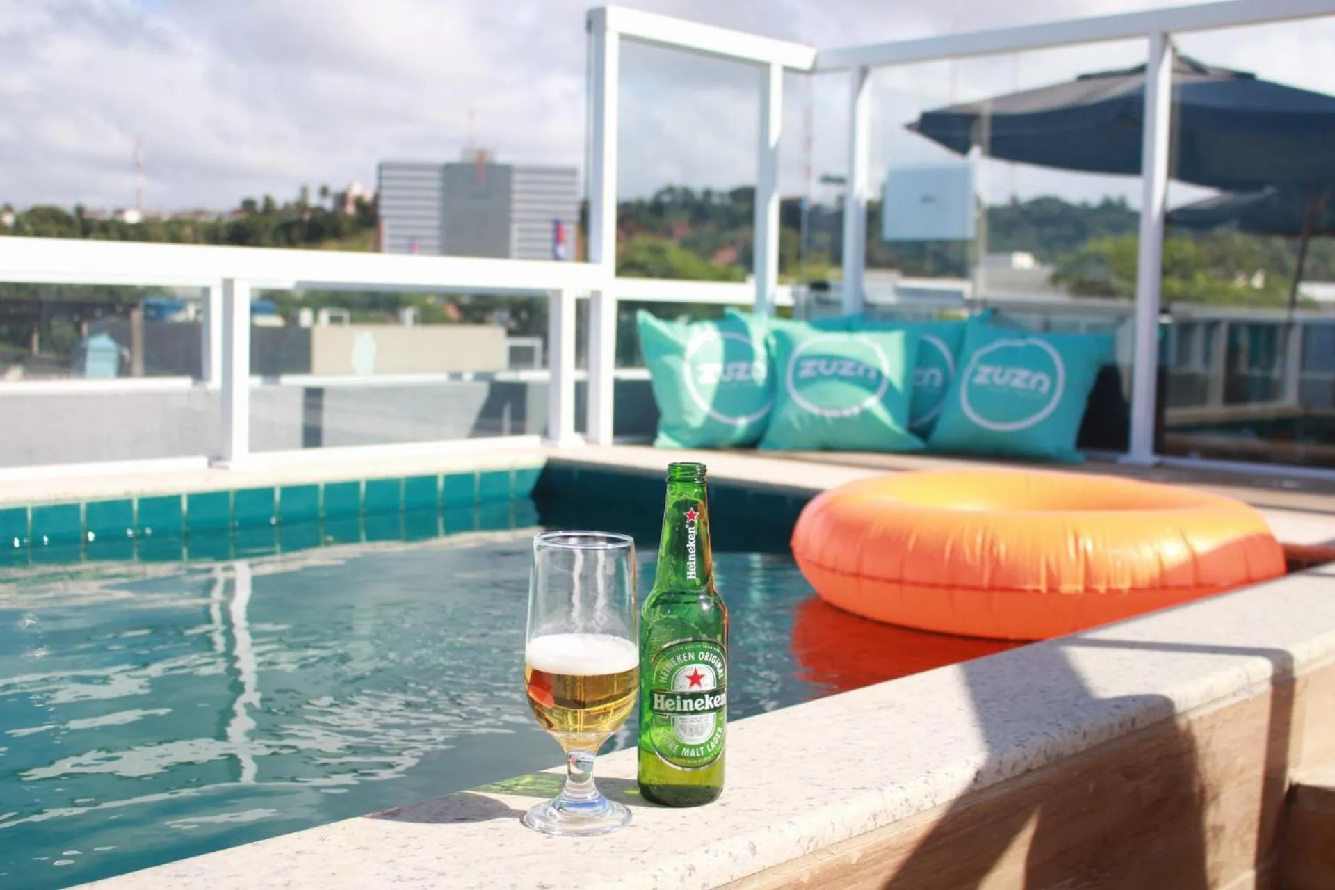 Swimming pool in Zuza Slim Suítes