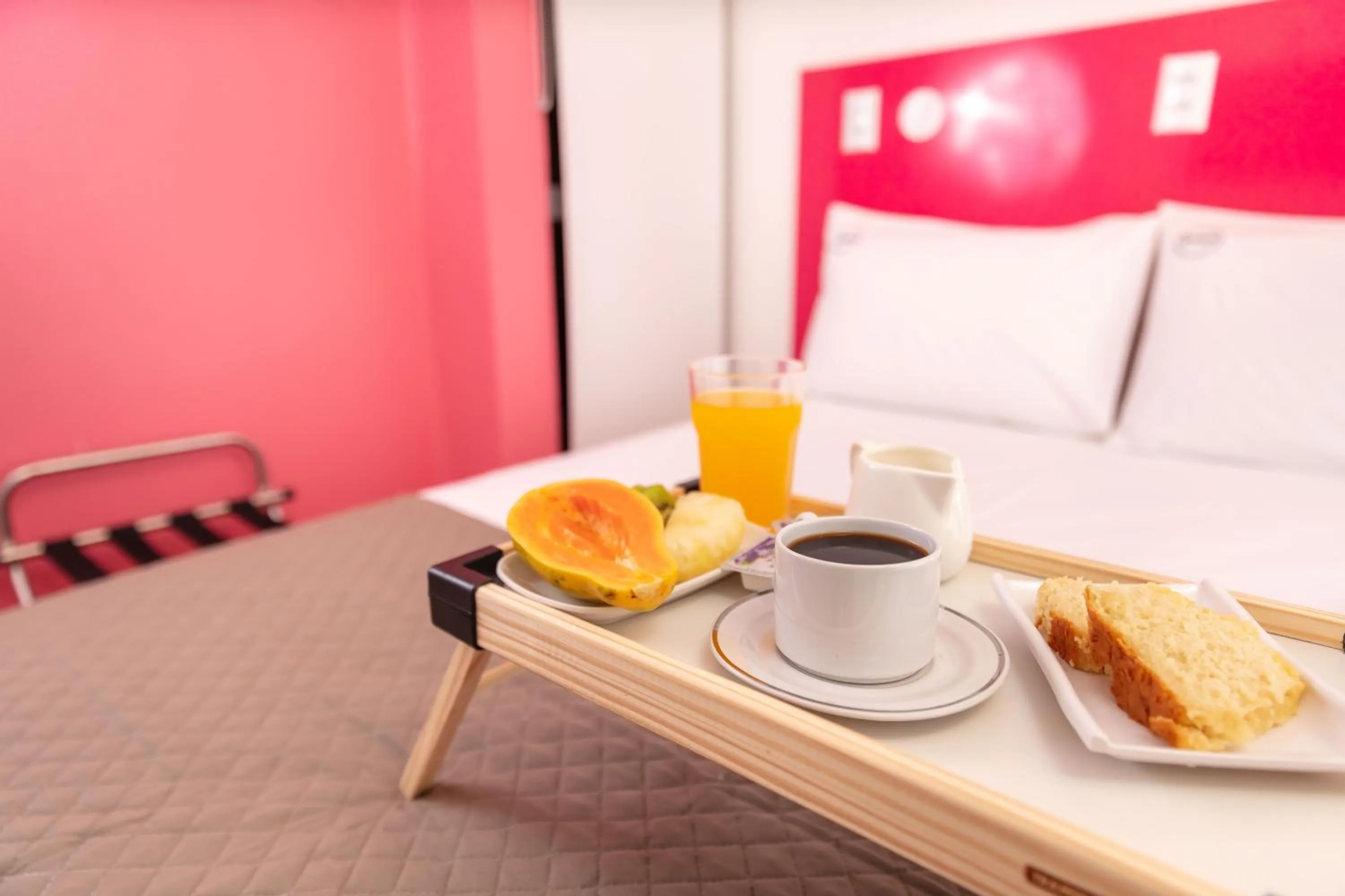 Food close-up, Bed in Zuza Slim Suítes