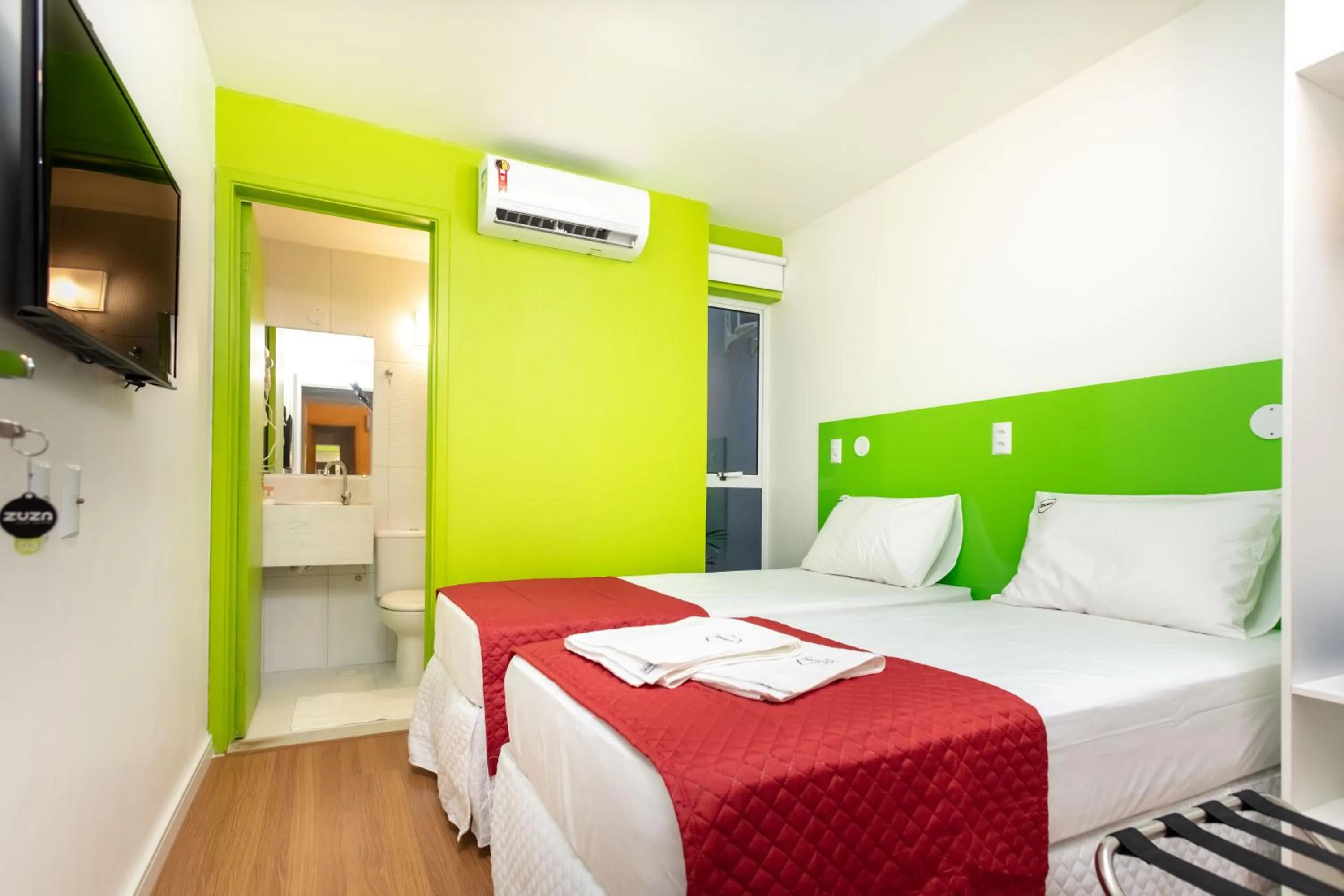 Photo of the whole room, Bed in Zuza Slim Suítes