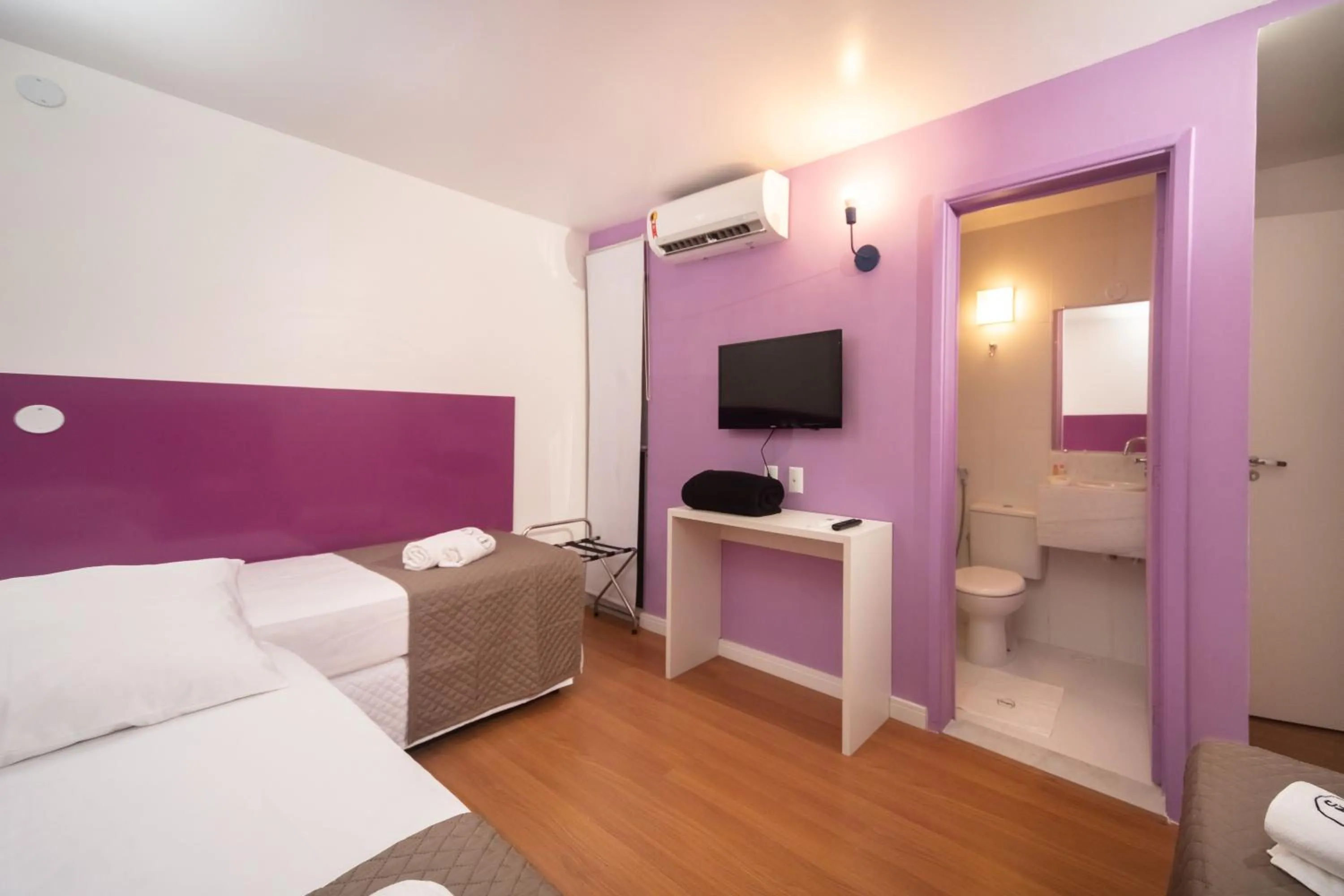 TV and multimedia, Bed in Zuza Slim Suítes