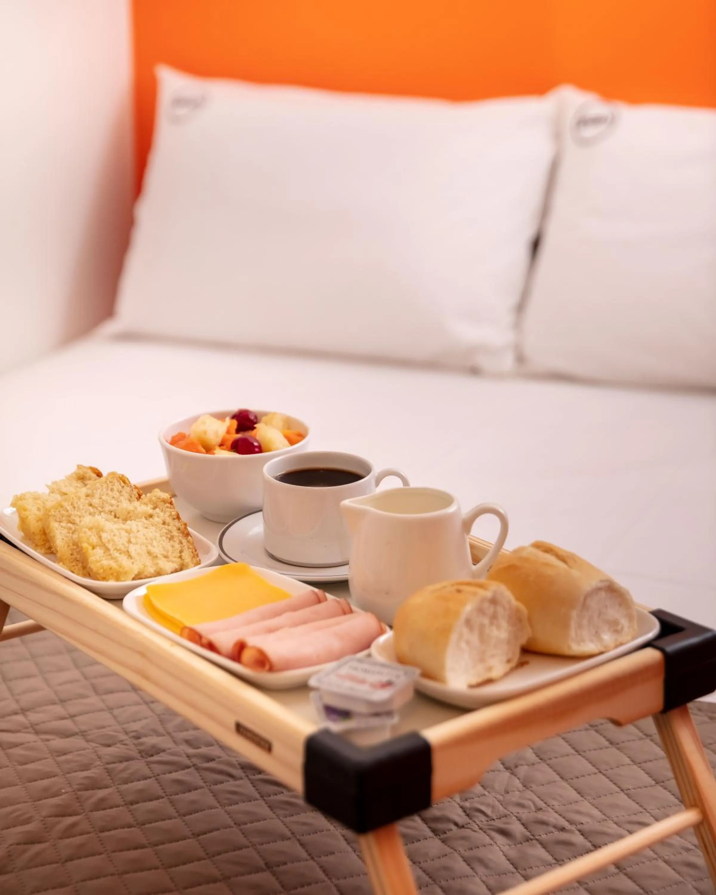 Continental breakfast, Bed in Zuza Slim Suítes