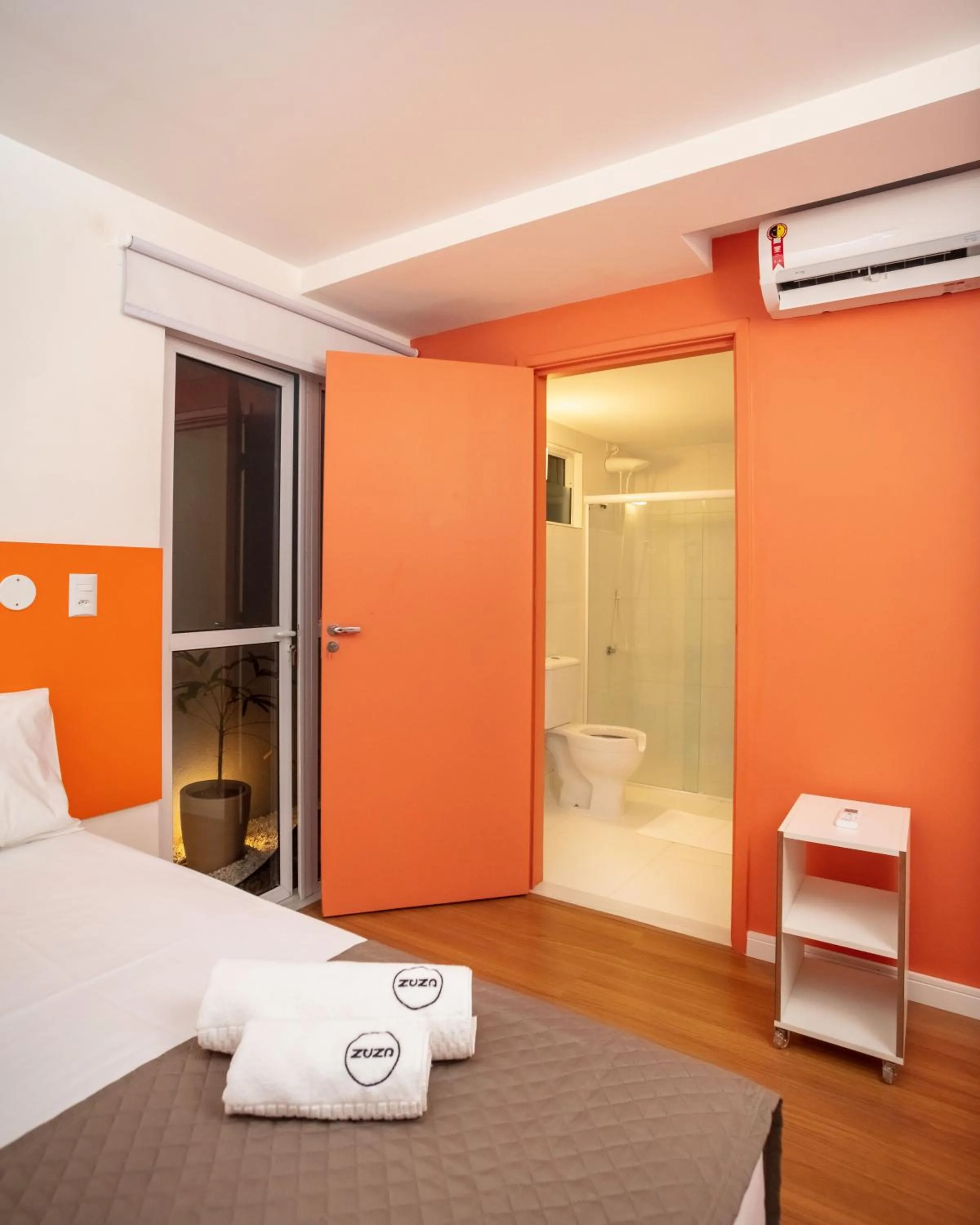 Photo of the whole room, Bed in Zuza Slim Suítes