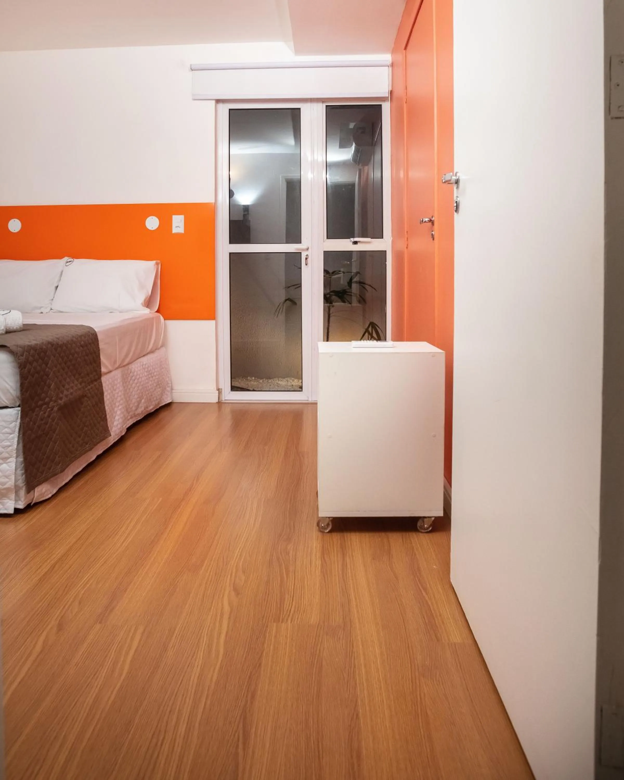 Photo of the whole room, Bed in Zuza Slim Suítes