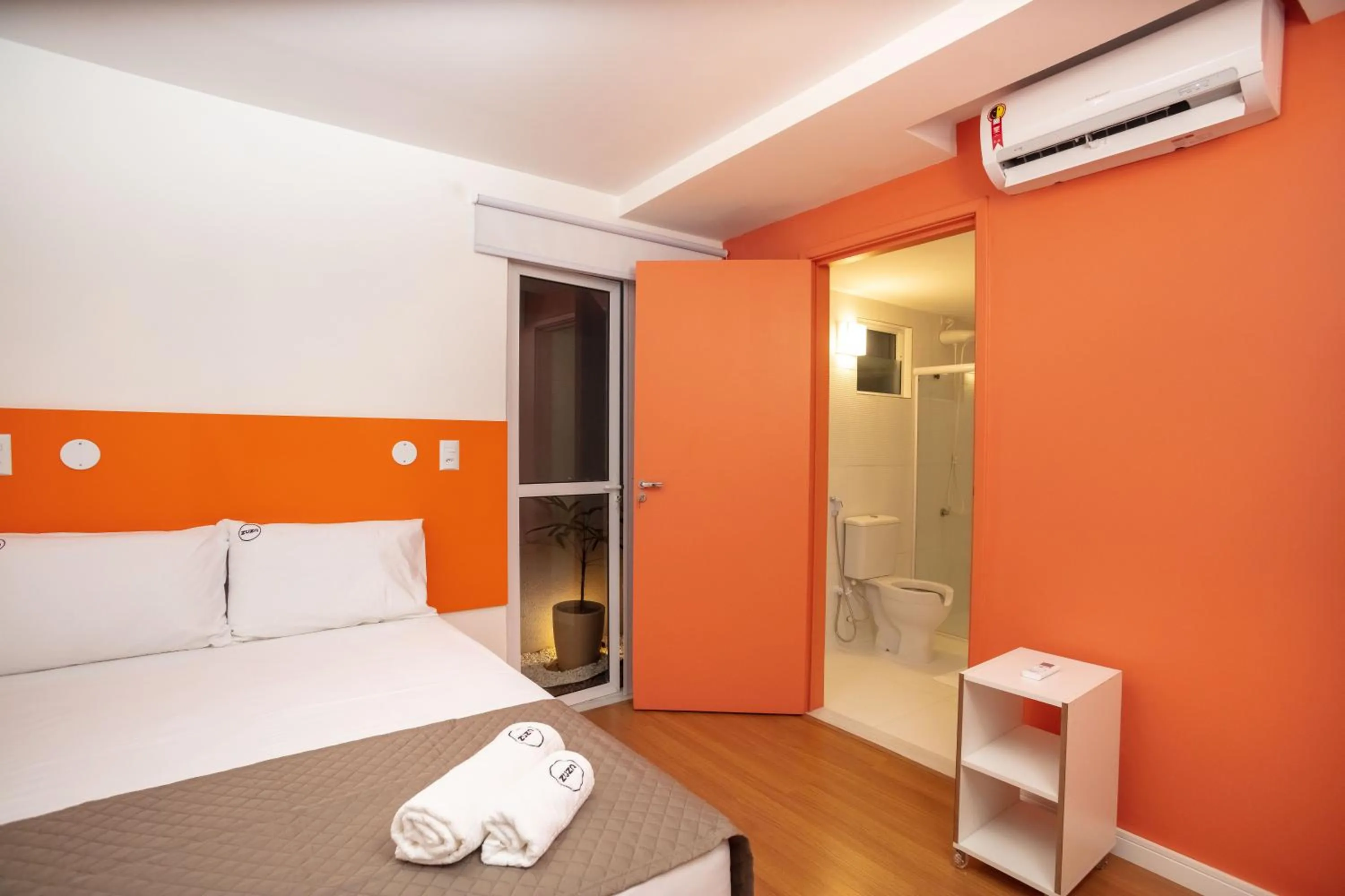 Photo of the whole room, Bed in Zuza Slim Suítes