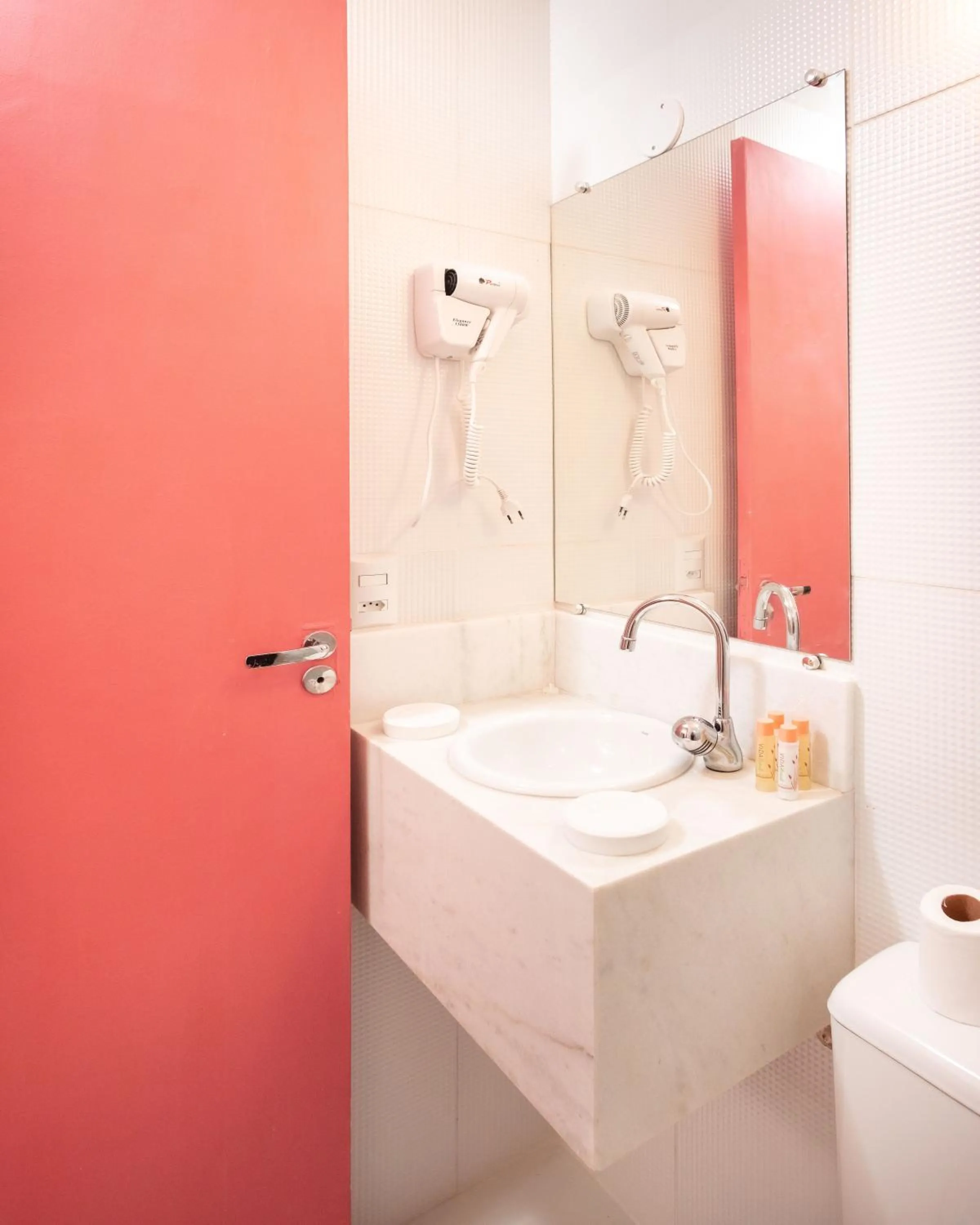 Bathroom in Zuza Slim Suítes