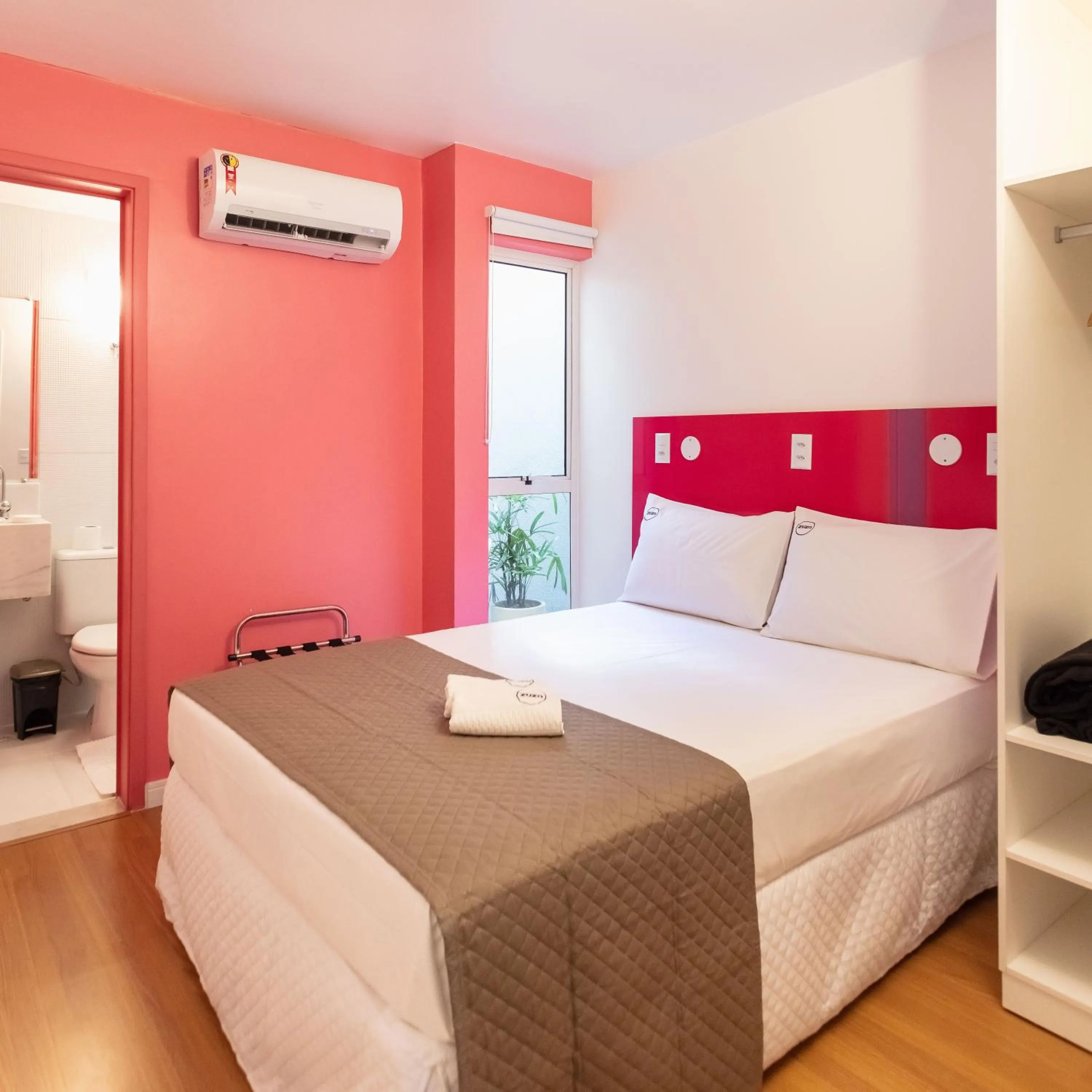 Photo of the whole room, Bed in Zuza Slim Suítes