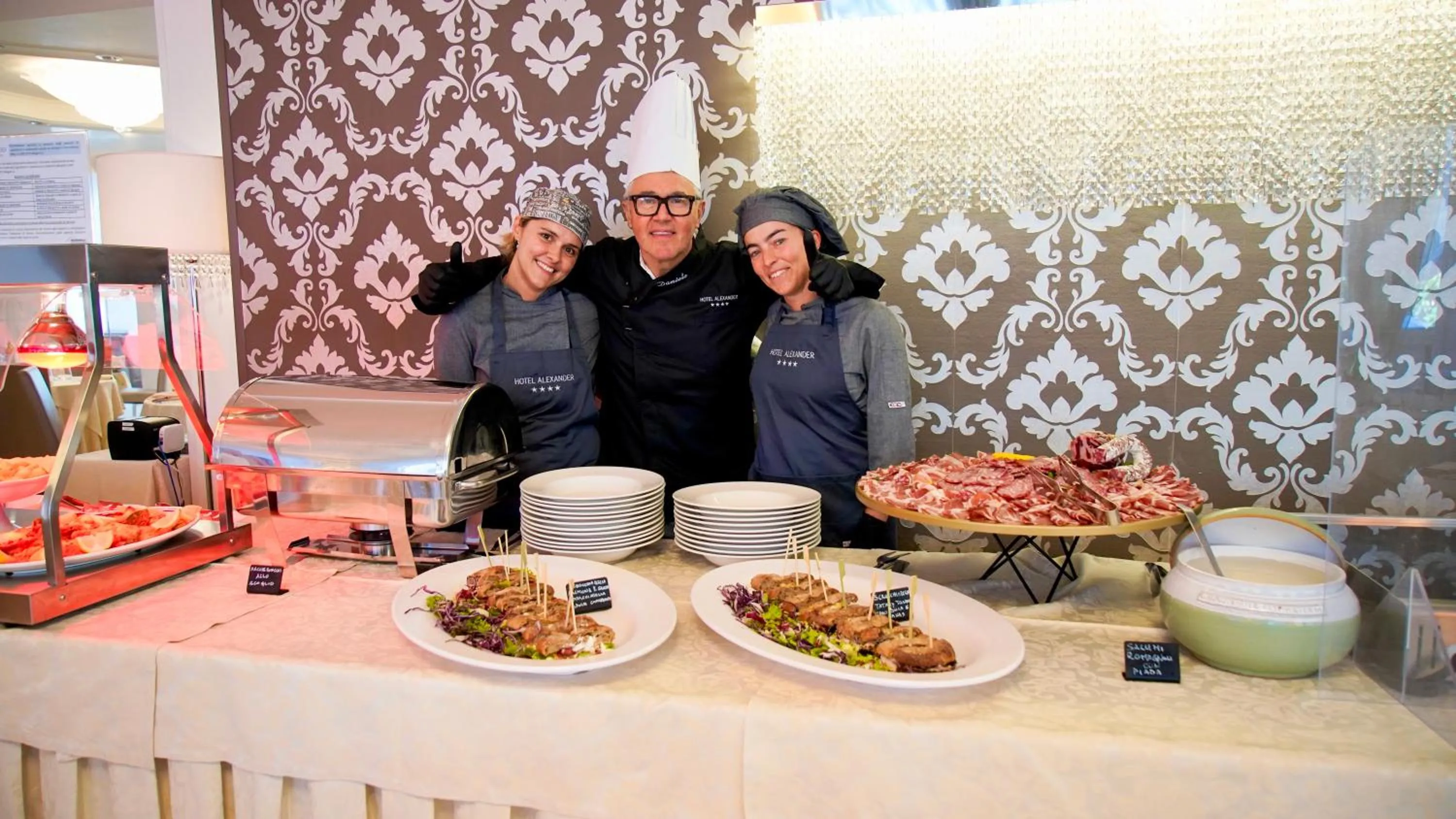 Restaurant/places to eat in Hotel Alexander