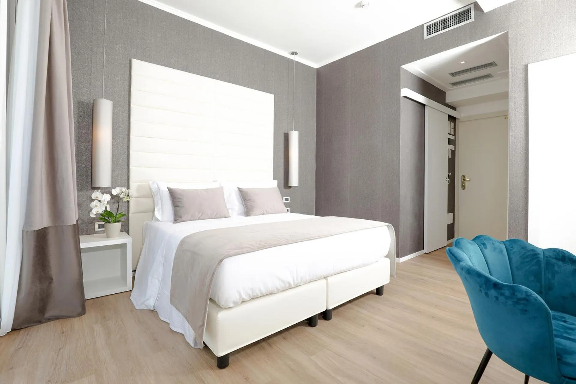 Bed in Hotel Alexander