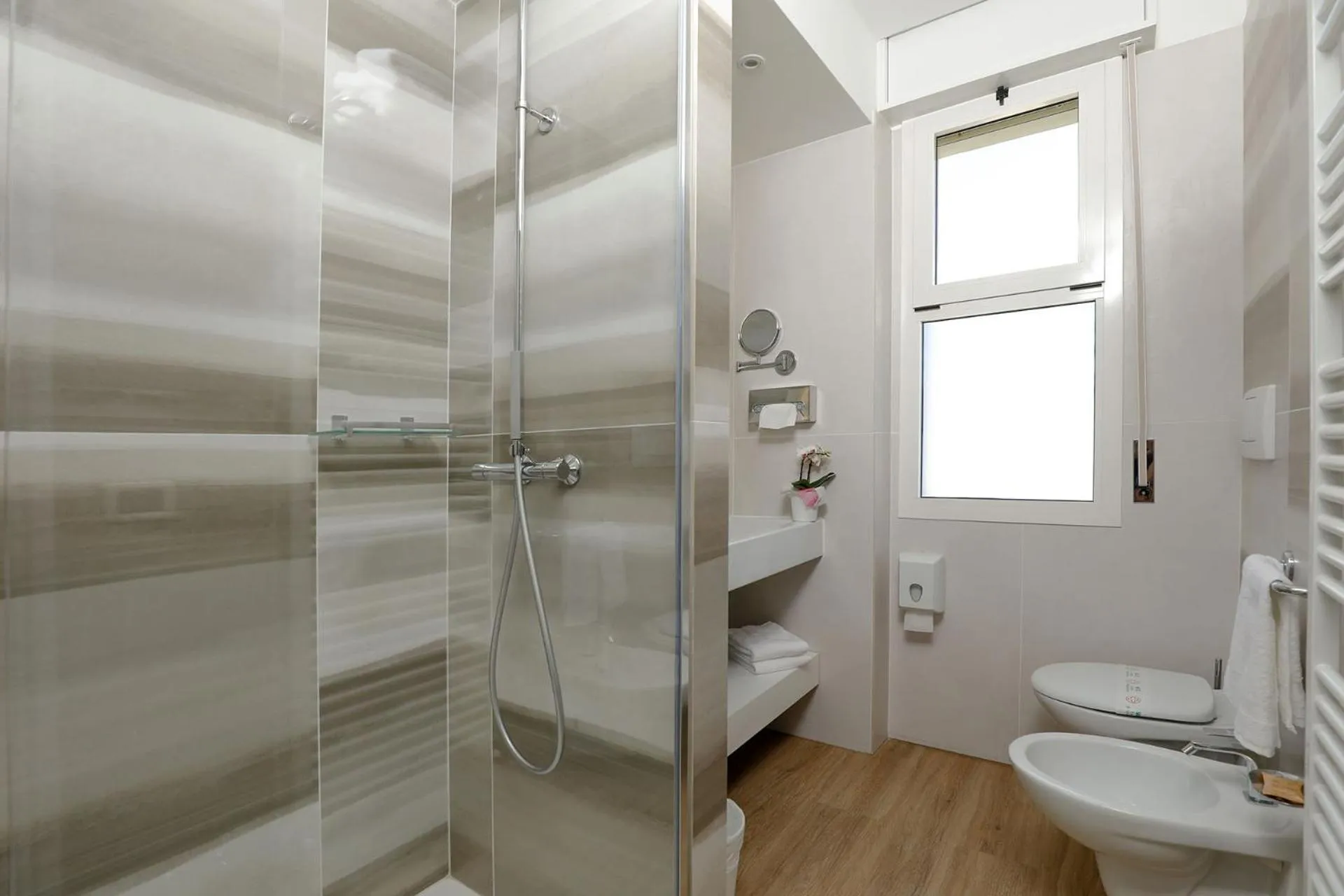 Shower in Hotel Alexander