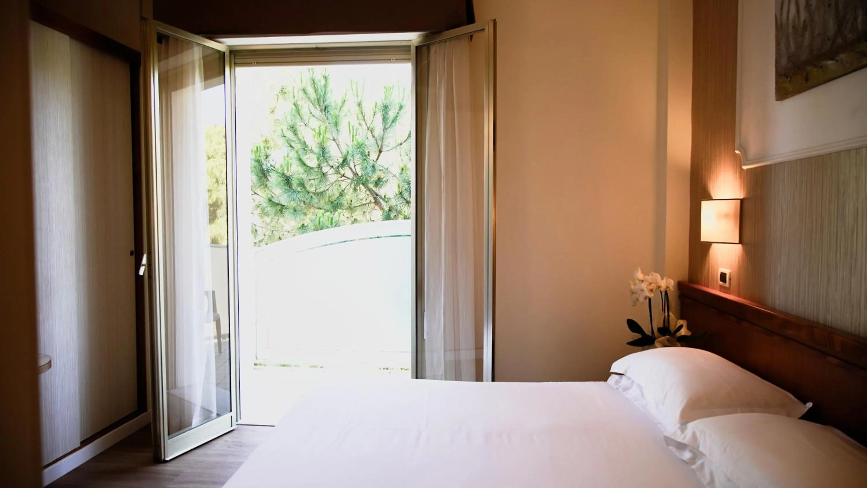 Bedroom, Bed in Hotel Alexander