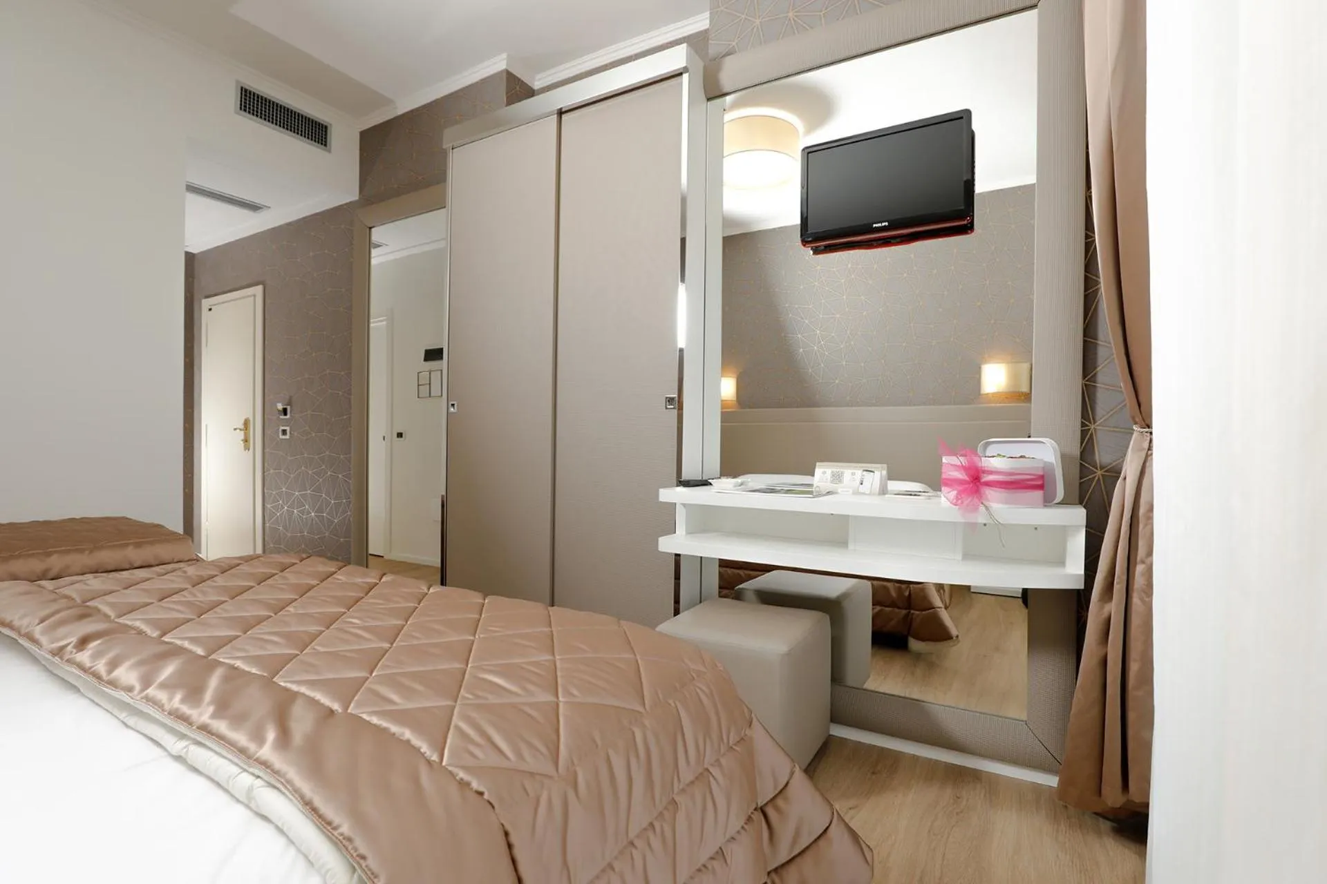 TV and multimedia, Bed in Hotel Alexander