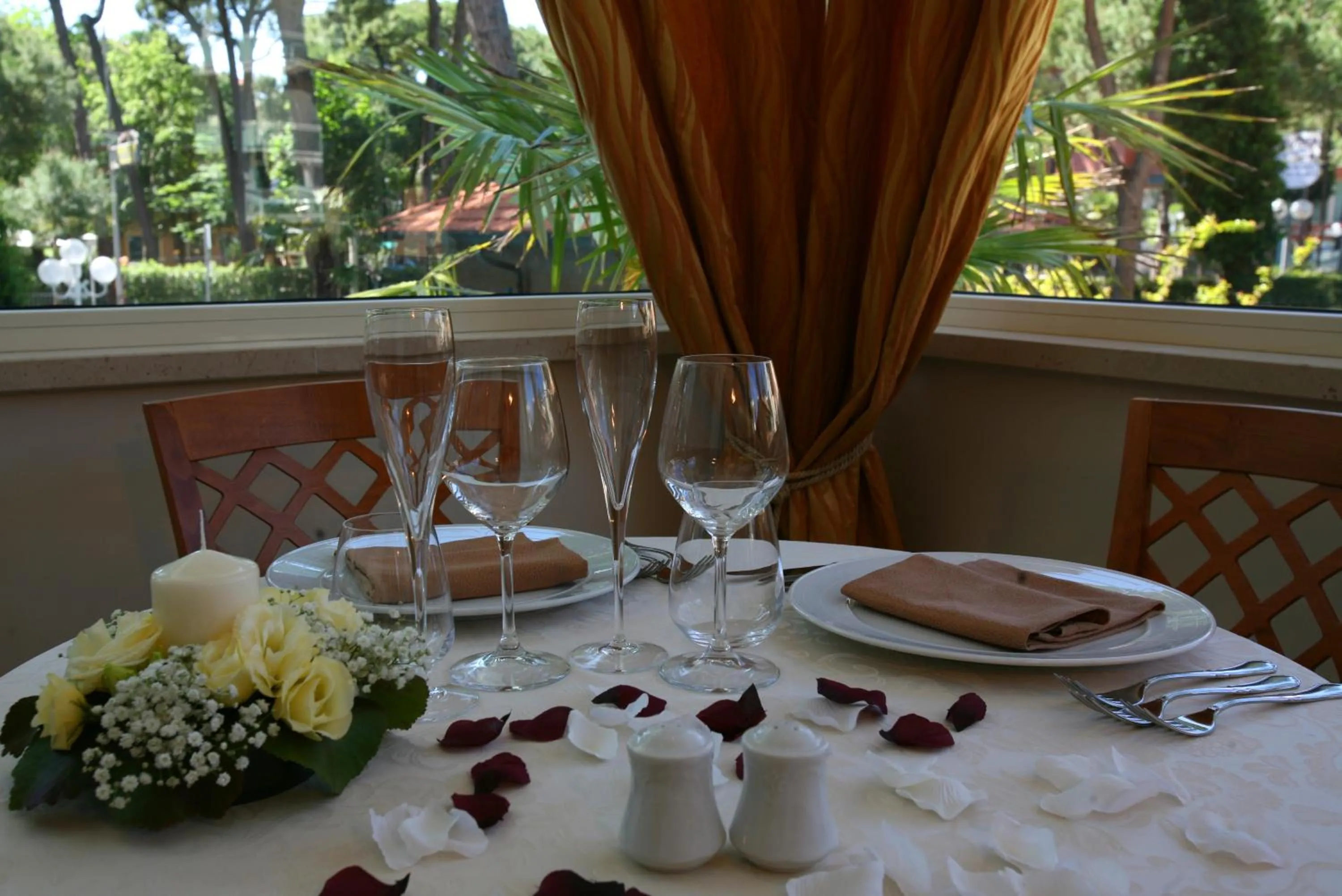 Restaurant/places to eat in Hotel Alexander