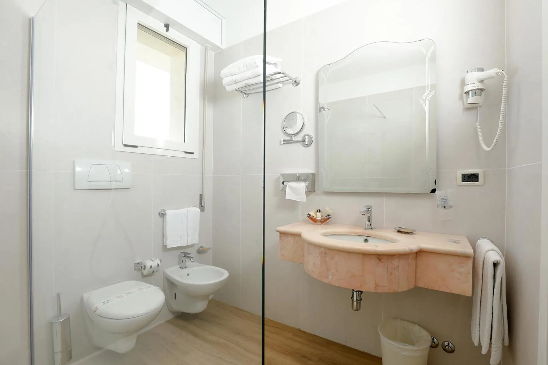 Toilet in Hotel Alexander